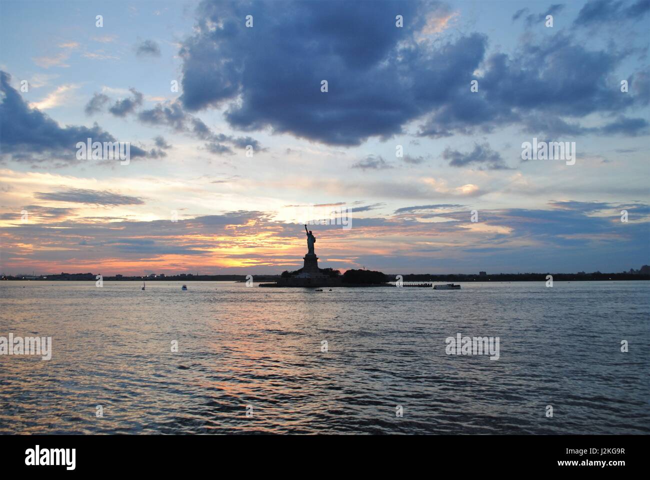 Statue de la liberté avec un coucher du soleil spectaculaire derrière, New York meilleure destination, de la United States Banque D'Images