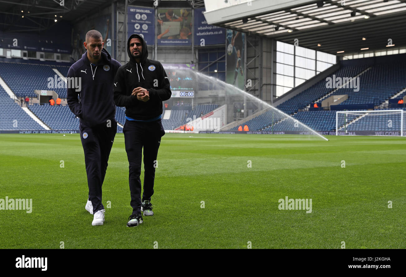 Leicester City's Islam Slimani et Riyad Mahrez avant la Premier League match à The Hawthorns, West Bromwich. Banque D'Images
