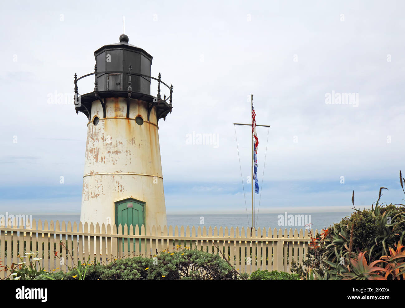 Point Montara Signal de brume et de lumière d'arrêt Station California Highway 1 avec fleurs de printemps sur une journée ensoleillée partiellement Banque D'Images