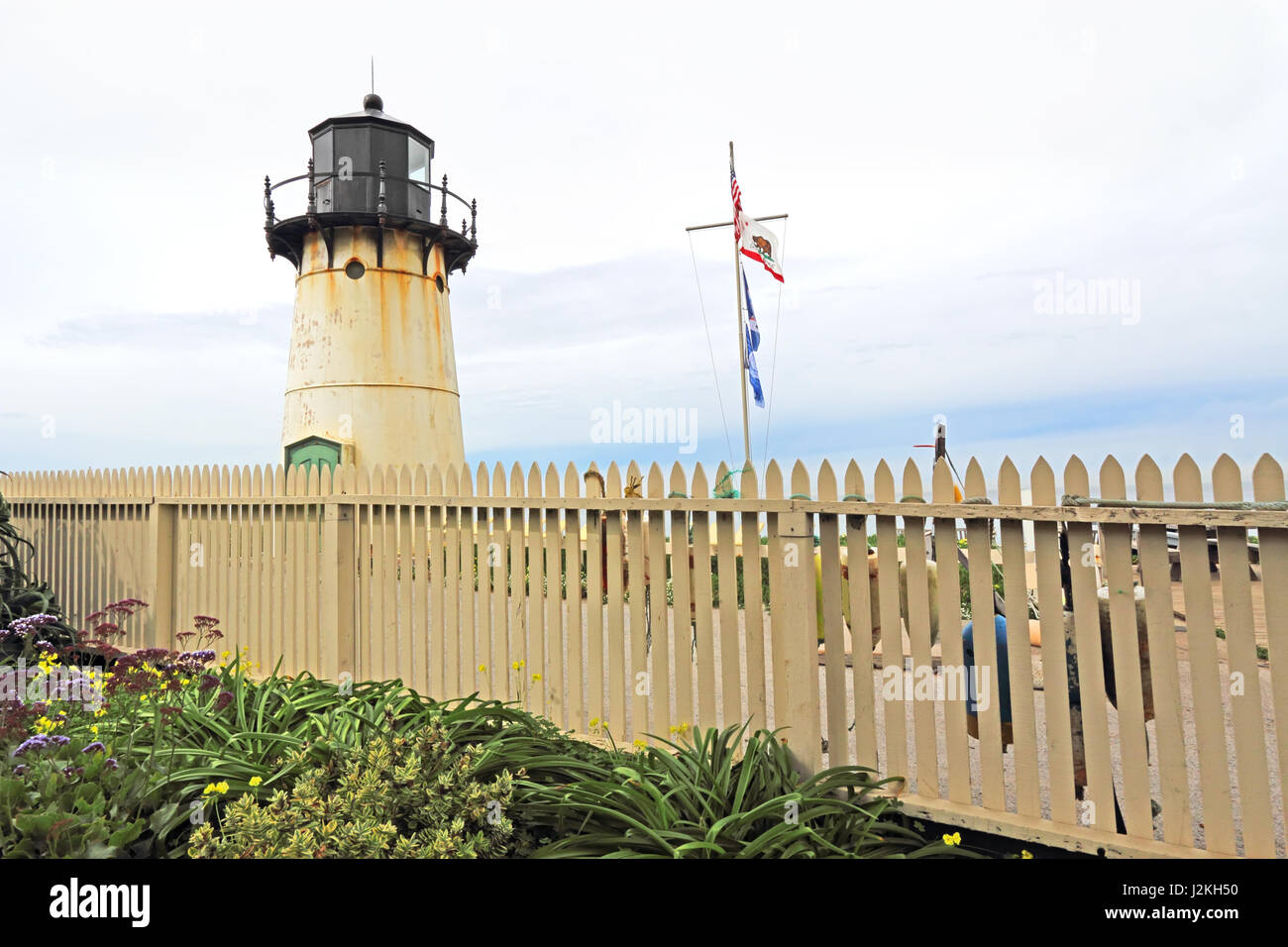 Point Montara Signal de brume et de lumière d'arrêt Station California Highway 1 avec picket fence et fleurs Banque D'Images