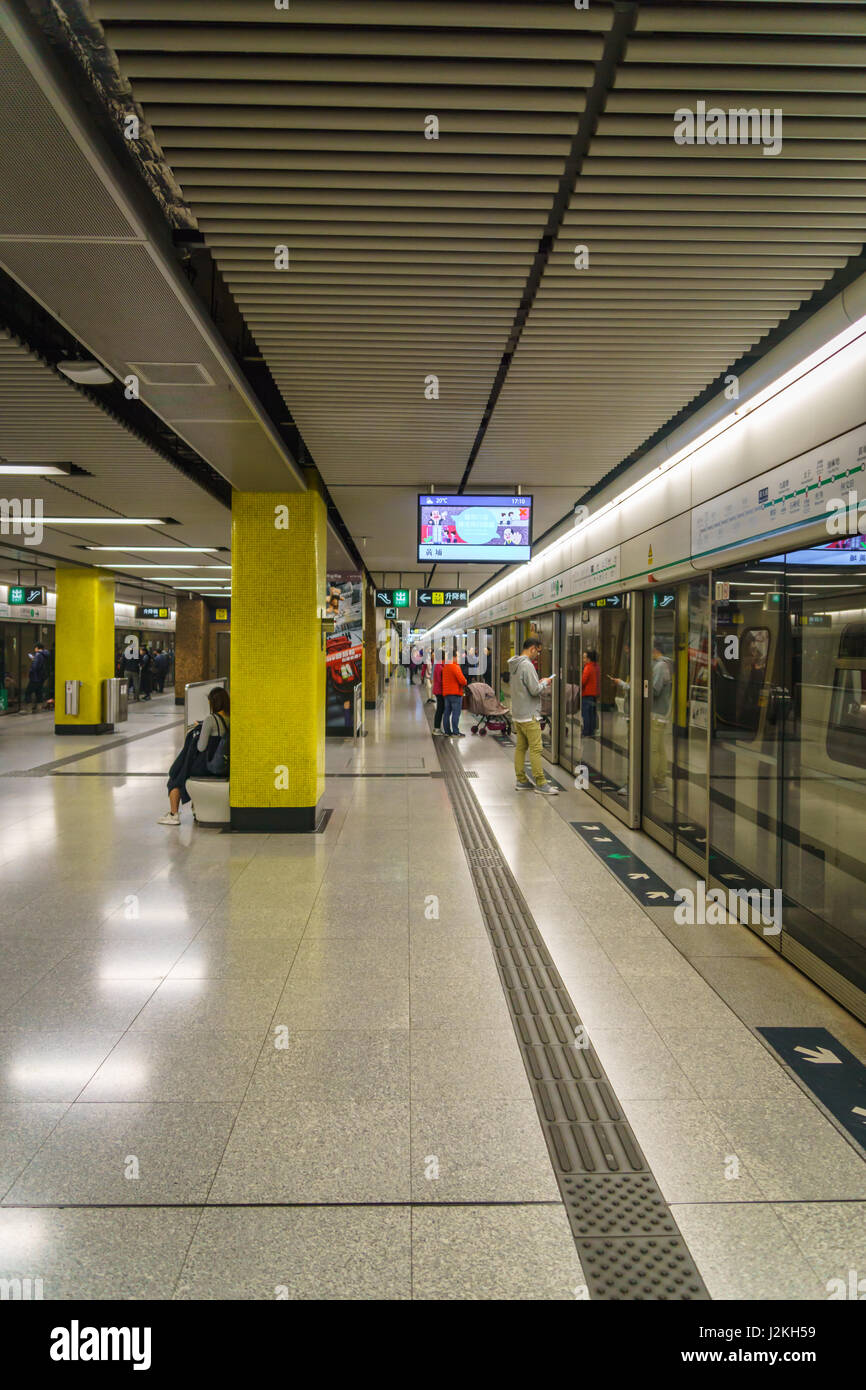 Hong Kong - circa Mars 2017 : la station de MTR de Hong Kong. Le Mass Transit Railway est le système ferroviaire de transport en commun rapide de Hong Kong. Banque D'Images