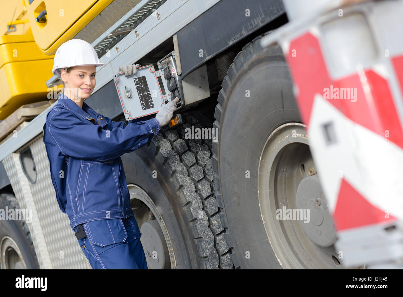 Mécanicien de service fixant un camion lourd Banque D'Images