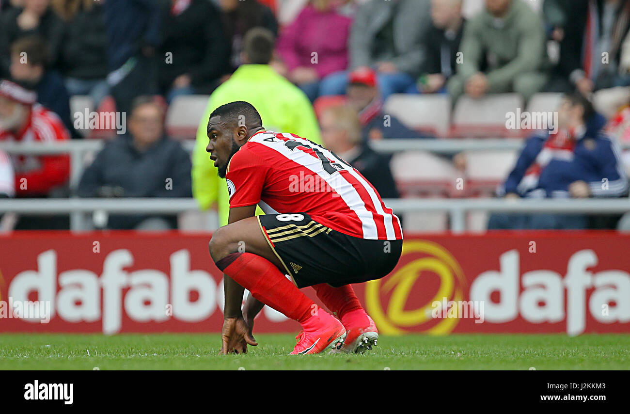 Victor Anichebe de Sunderland montre sa tristesse que son côté concéder au cours de la Premier League match au stade de la lumière, Sunderland. Banque D'Images