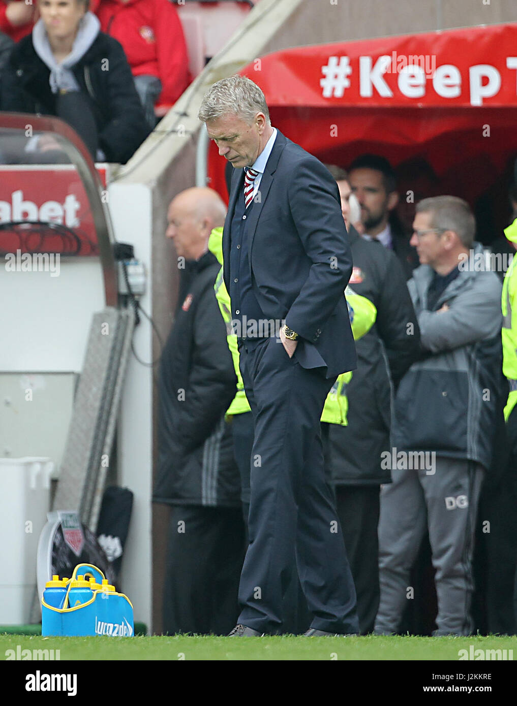 Sunderland manager David Moyes montre sa tristesse que son côté relégation face au cours de la Premier League match au stade de la lumière, Sunderland. Banque D'Images