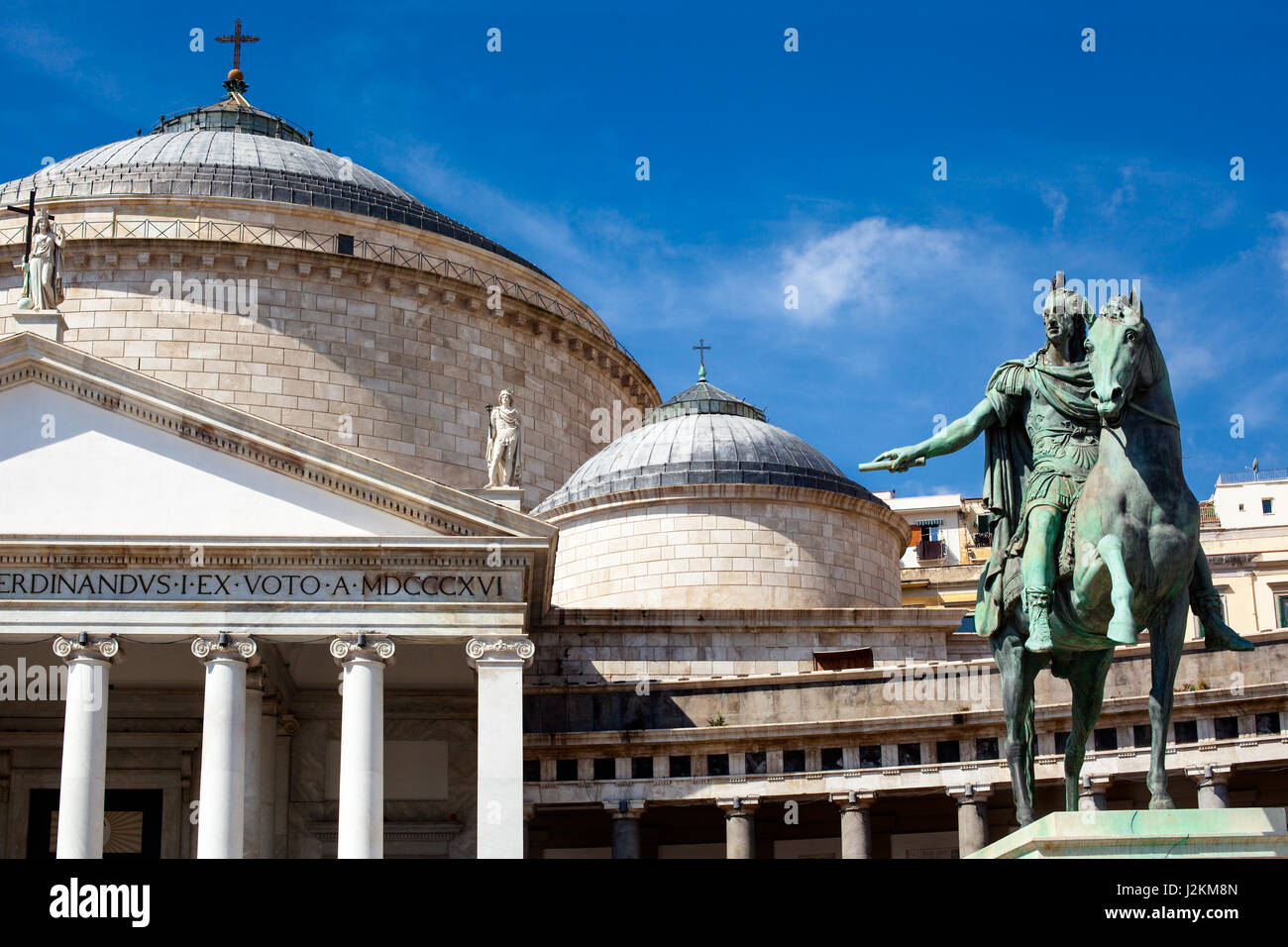 Statue en bronze de Charles III sur un cheval dans la Piazza del Plebiscito, Naples Banque D'Images