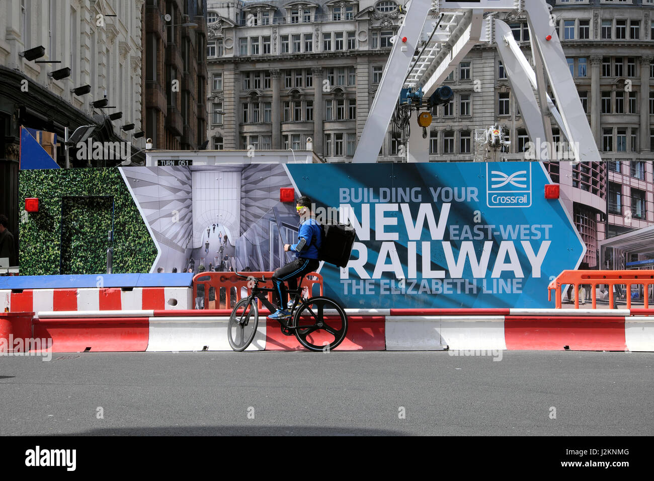 Courier avoir reste et nouvelle construction traverse pour le nouveau panneau publicitaire Elizabeth ligne près de la gare de Liverpool Street dans City of London UK KATHY DEWITT Banque D'Images