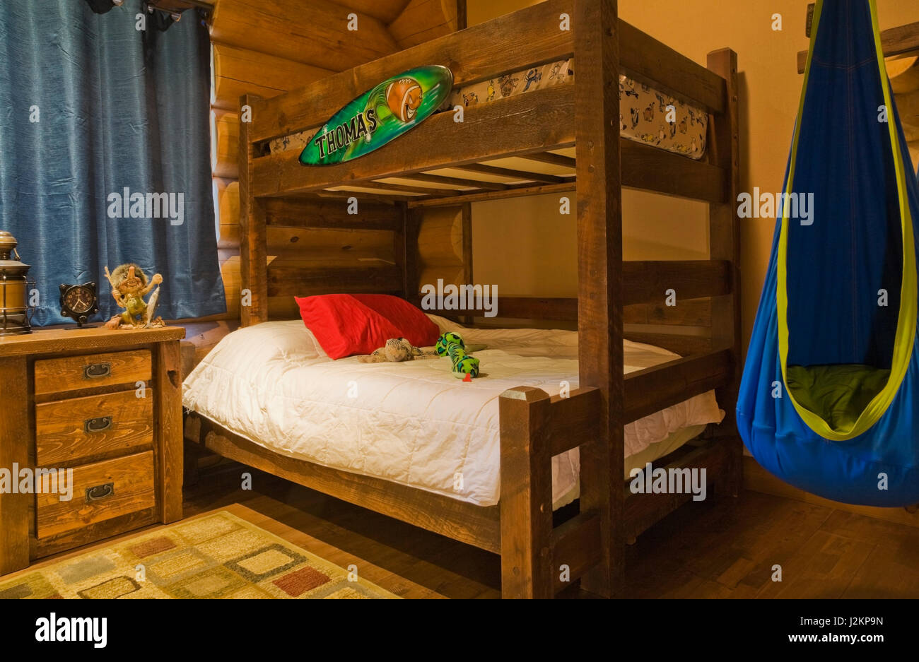 Lits superposés en bois ancien et bleu et vert chaise hamac en garçons  chambre au rez-de-chaussée à l'intérieur d'un luxueux chalet bois  scandinave et log home style Photo Stock - Alamy