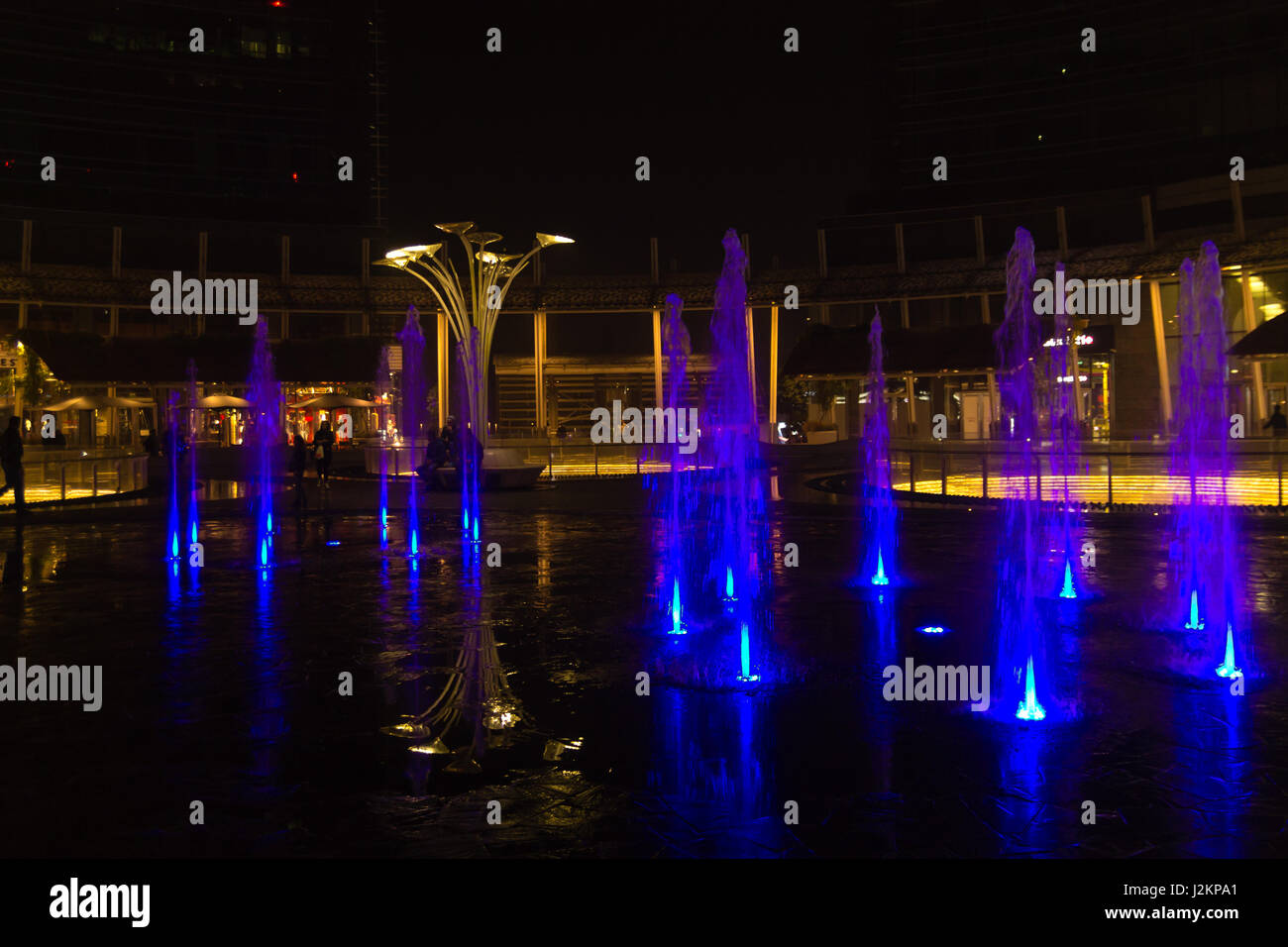 MILAN, ITALIE - 30 octobre 2016 : financial district Vue de nuit. L'eau des fontaines illuminées. Les gratte-ciel modernes dans Gae Aulenti square. La banque Unicredit à Banque D'Images