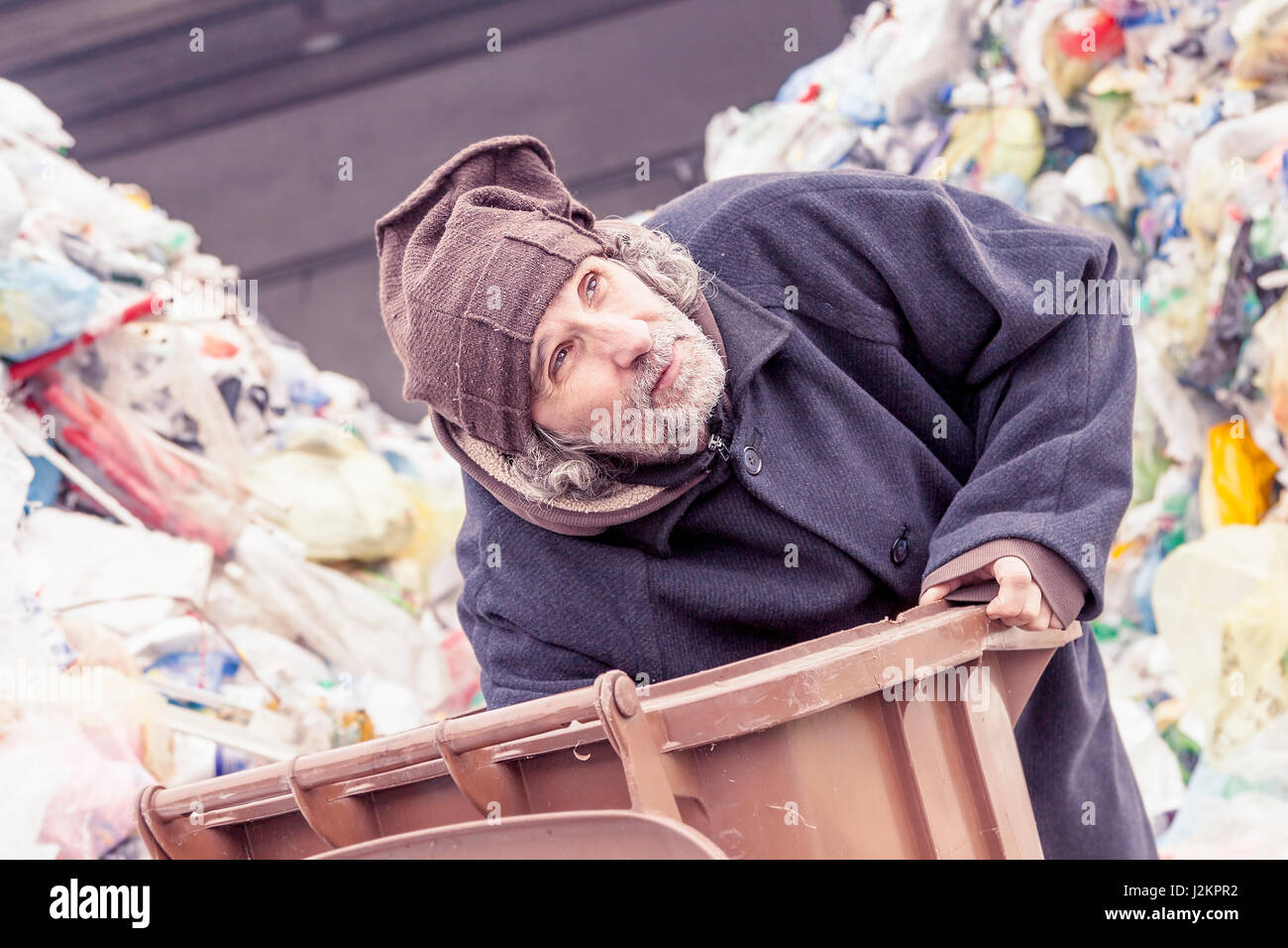 Les sans-abri fouille dans la poubelle de l'enfouissement Photo Stock -  Alamy