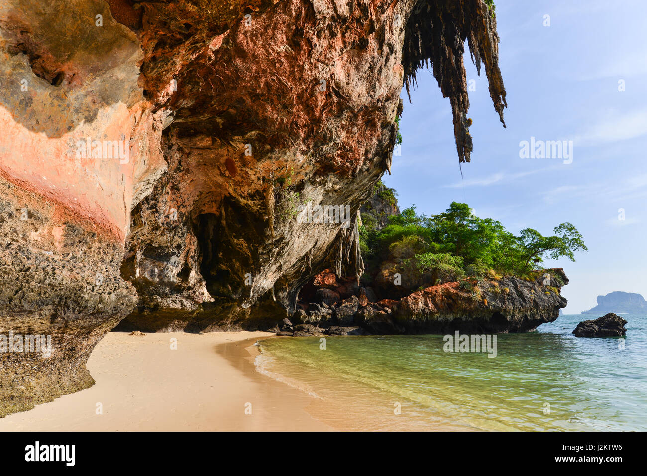 Grotte de Phra Nang Beach. La plage est une célèbre destination touristique dans Krabi, Thaïlande. Banque D'Images