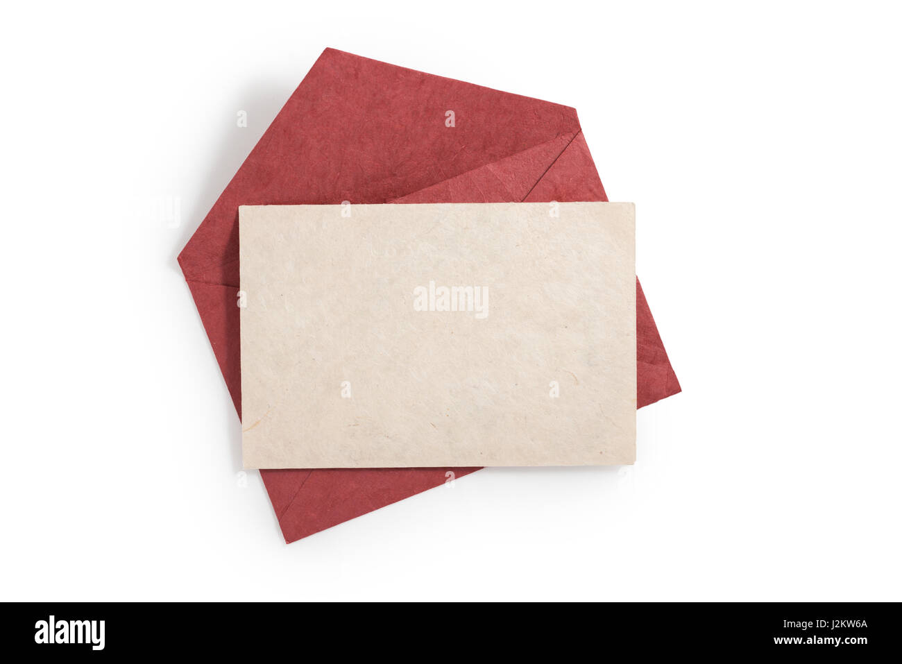 Enveloppe rouge fabriqué à partir de papier de fibres naturelles isolé sur fond blanc. Chemin de détourage inclus. Banque D'Images