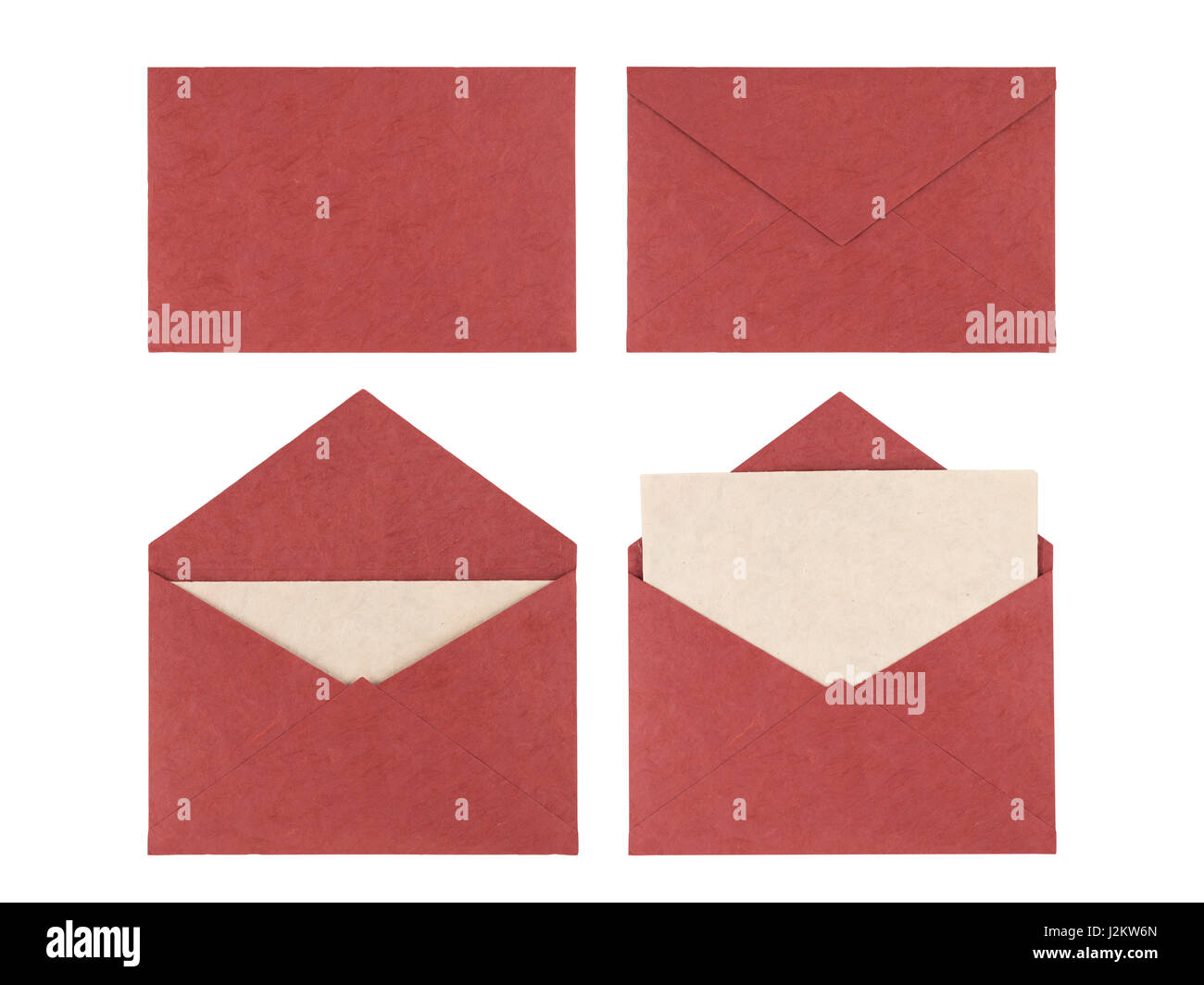 Enveloppe rouge fabriqué à partir de papier de fibres naturelles isolé sur fond blanc. Chemin de détourage inclus. Banque D'Images