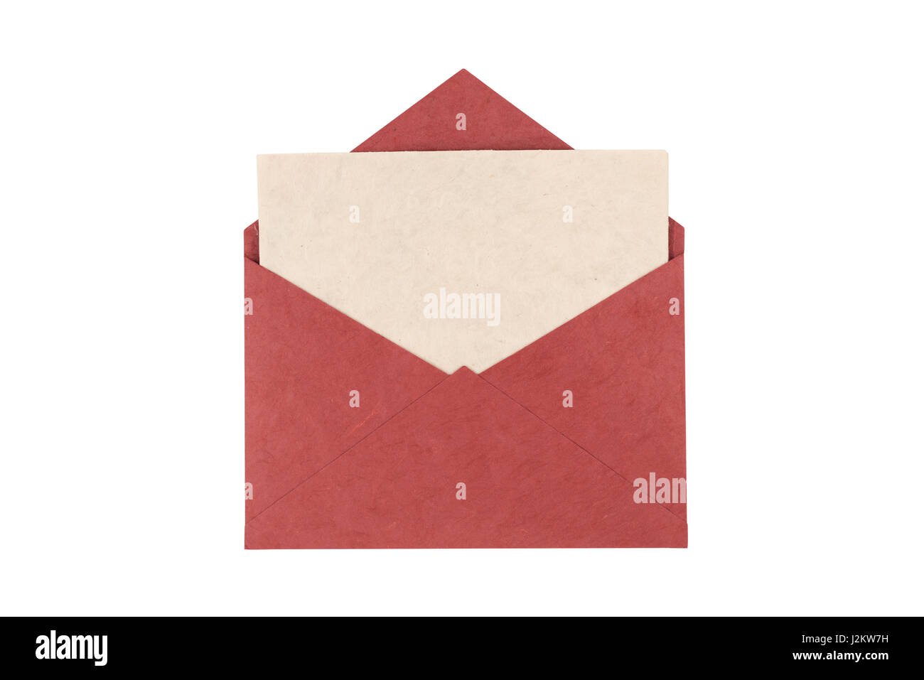 Enveloppe rouge fabriqué à partir de papier de fibres naturelles isolé sur fond blanc. Chemin de détourage inclus. Banque D'Images