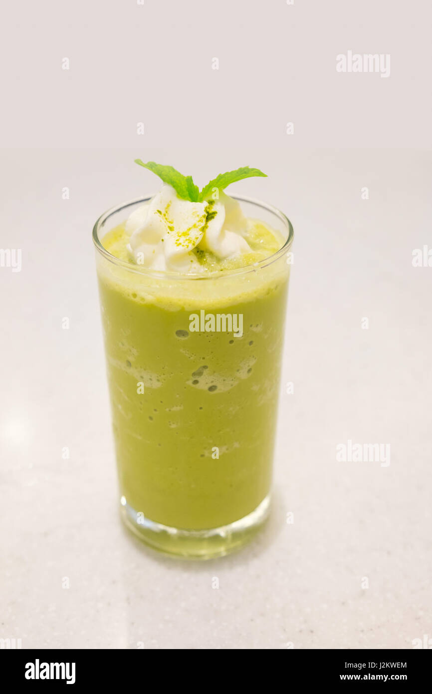 Le thé vert, frappe avec garniture feuilles de menthe poivrée Banque D'Images