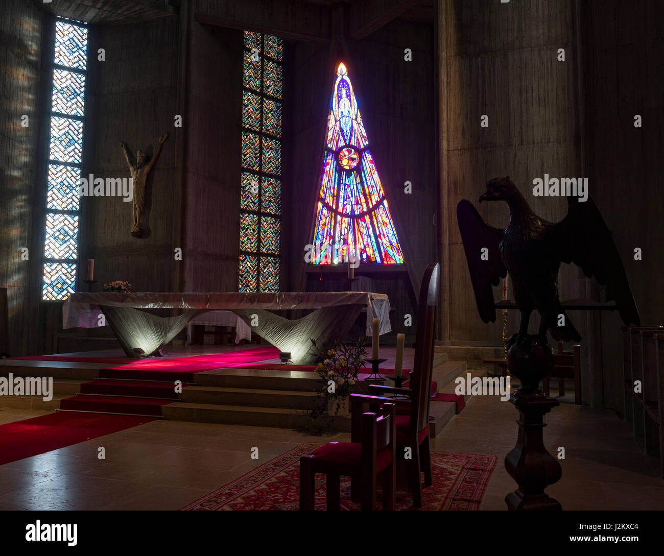 Le chœur de l'église Notre-Dame, sa fenêtre en triangle (Claude Idoux), Royan, France, Europe. Banque D'Images