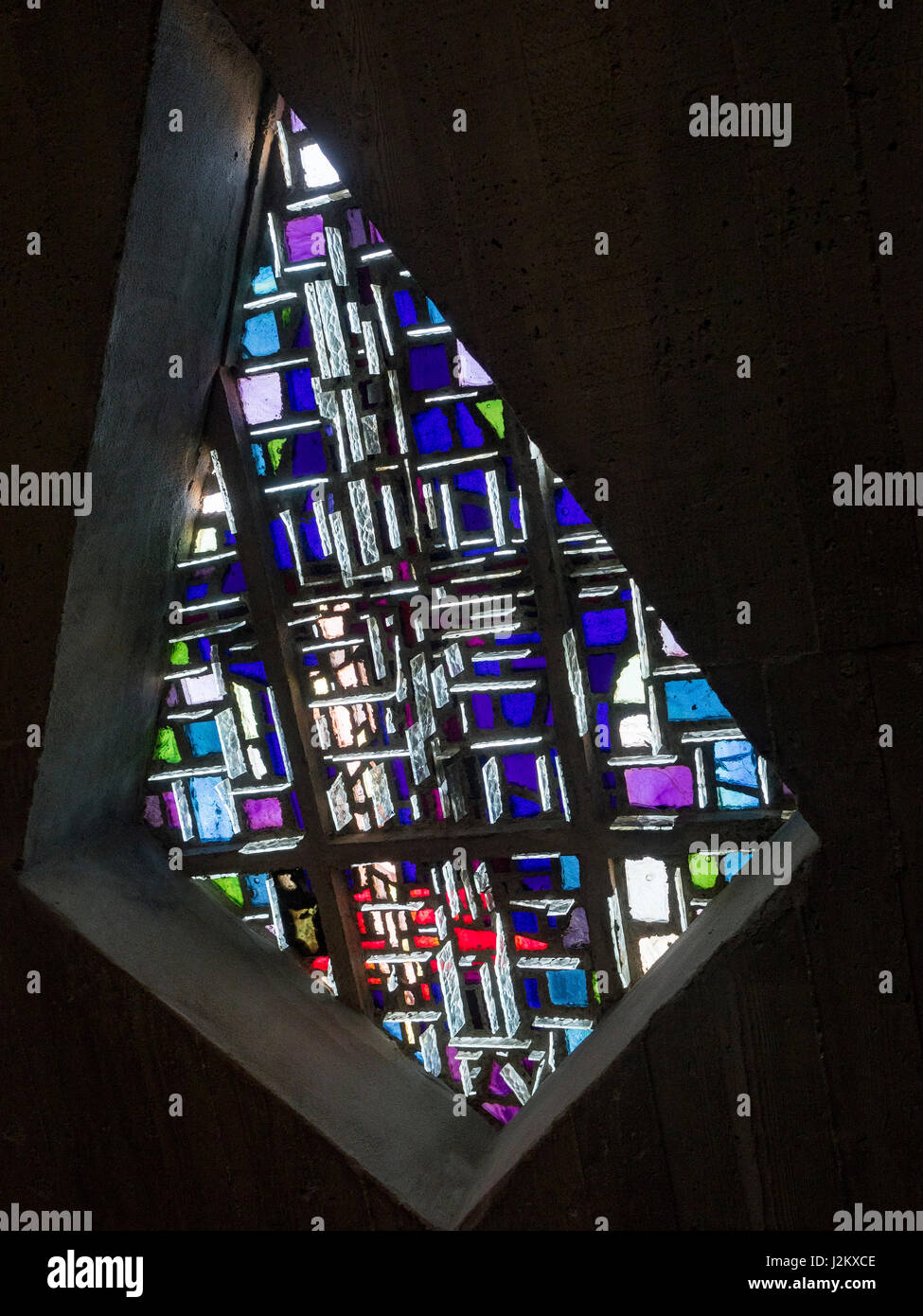 Vitrail par Henri Martin-Granel. Église Notre-Dame de Royan. Royan, France, Europe. Banque D'Images