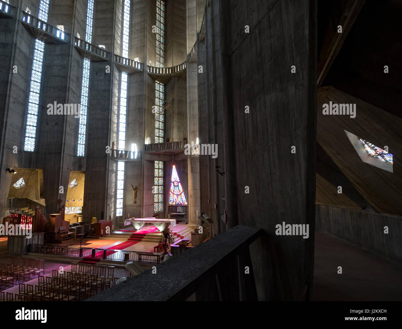 Vue partielle de l'église Notre-Dame, prises à partir de la bonne tribune, Royan, France, Europe. Banque D'Images