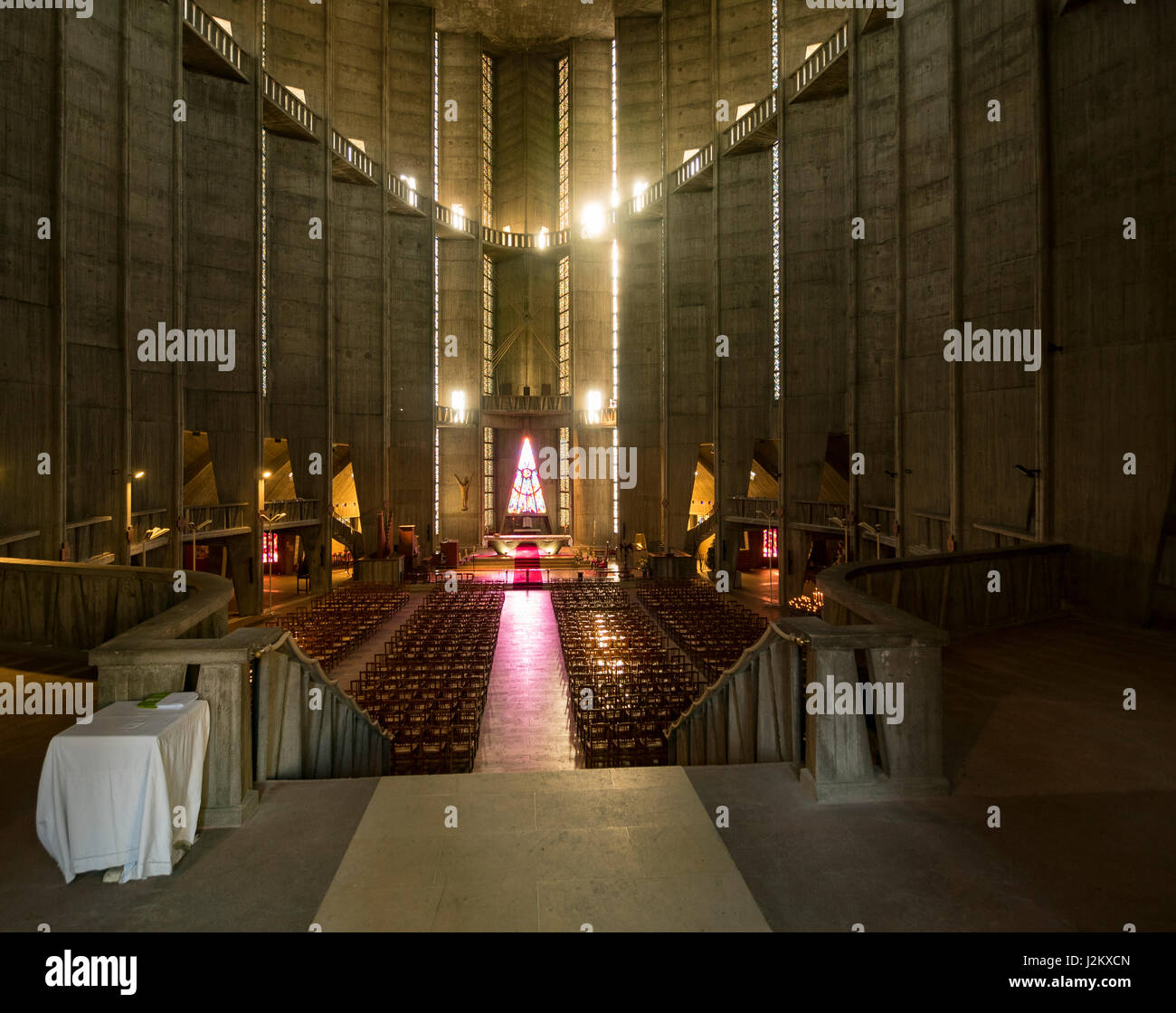 La nef de l'église Notre-Dame de Royan, France, Europe. Banque D'Images