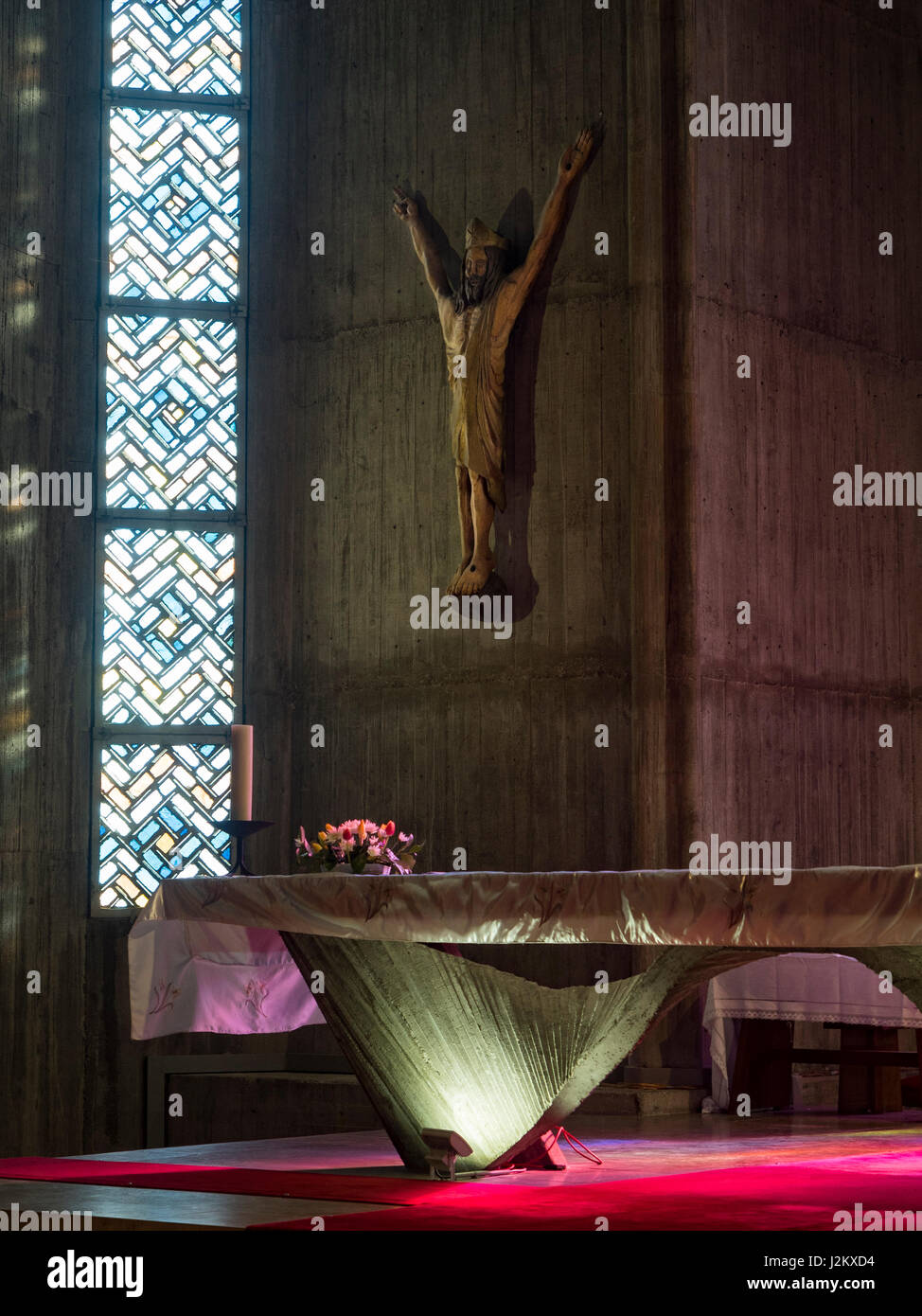 L'autel et le Christ sur la croix, l'église Notre-Dame de Royan, France, Europe. Banque D'Images