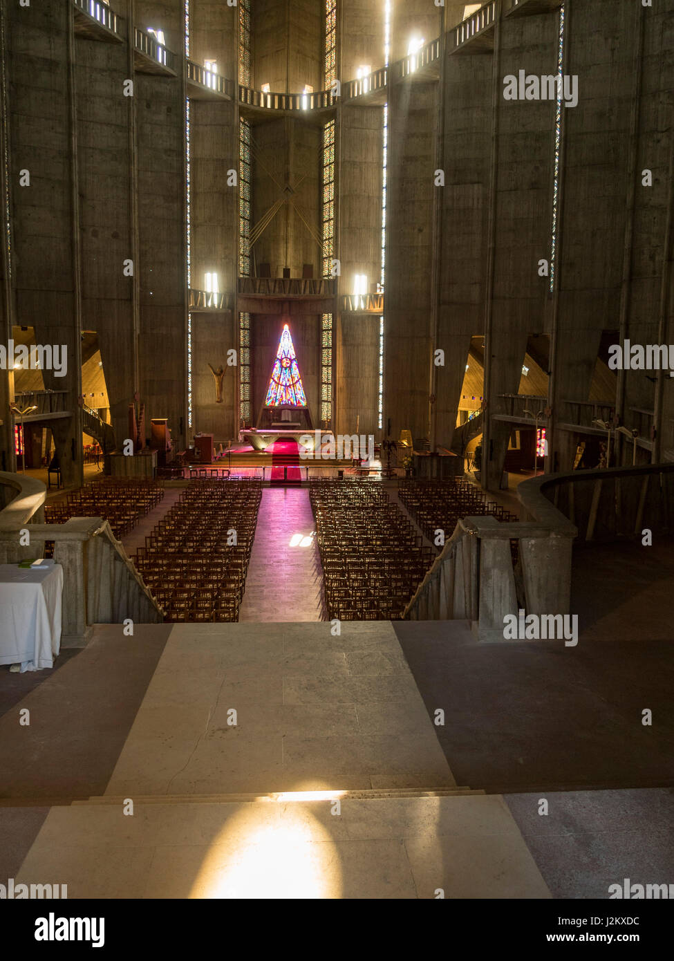 La nef de l'église Notre-Dame, son vitrail en triangle (Claude Idoux), Royan, France, Europe. Banque D'Images
