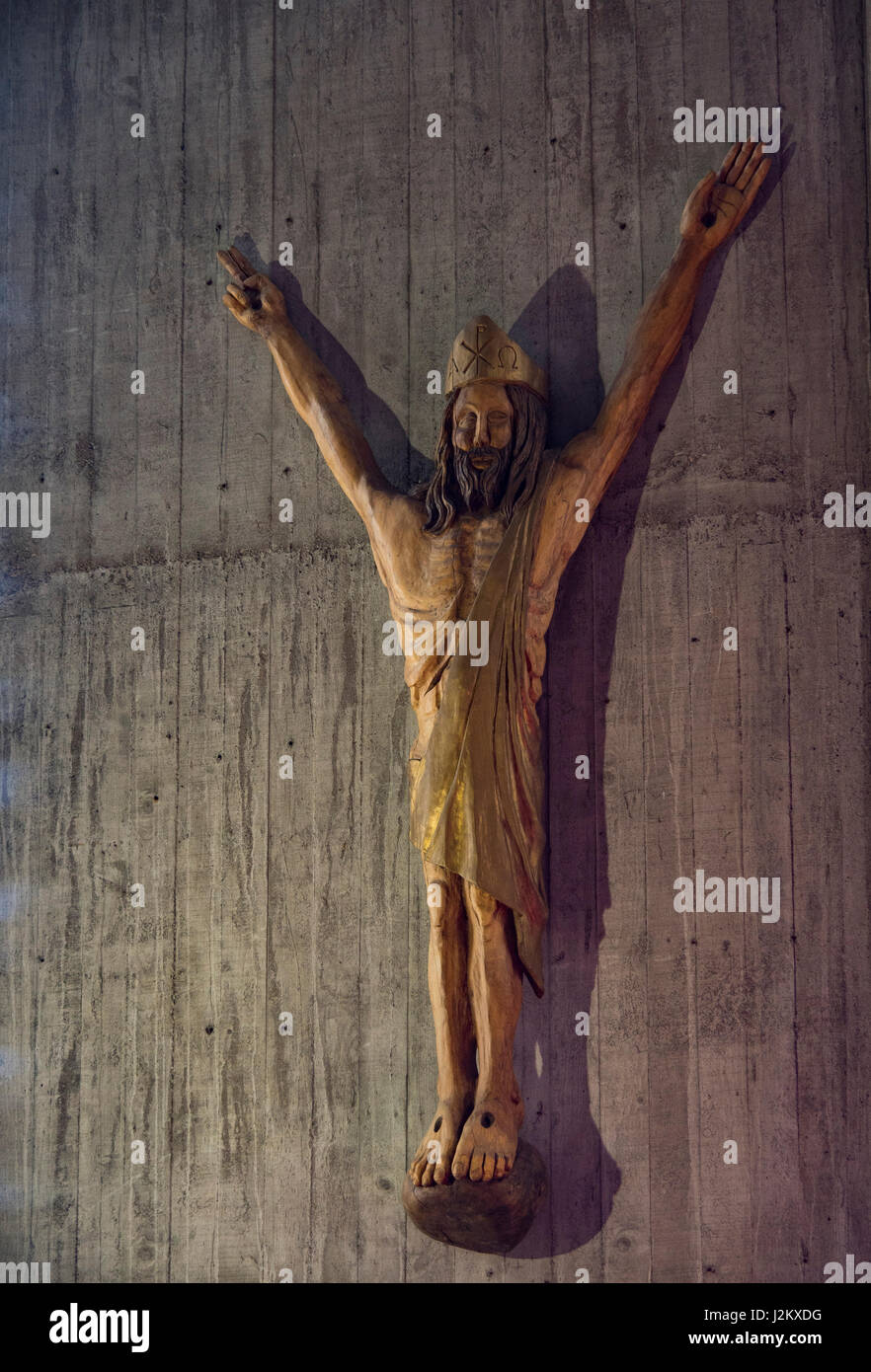 Le Christ en croix, statue en bois sculpté du père Michel Aupetit (1998), l'église Notre Dame de Royan, Royan, France, Europe. Banque D'Images