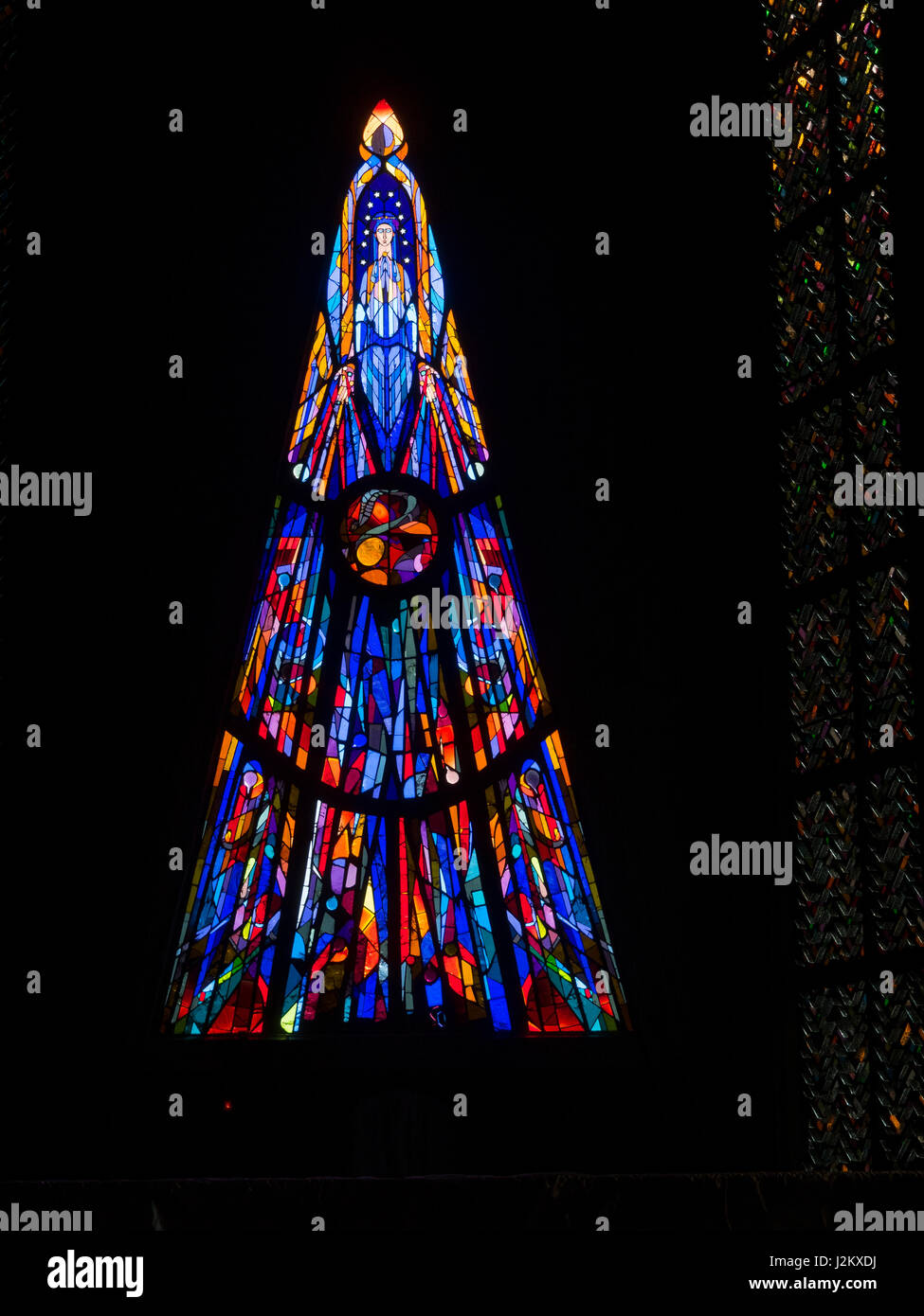 Vitrail de Baccarat de Claude Idoux Eglise Notre Dame de Royan, Royan, France, Europe. Banque D'Images