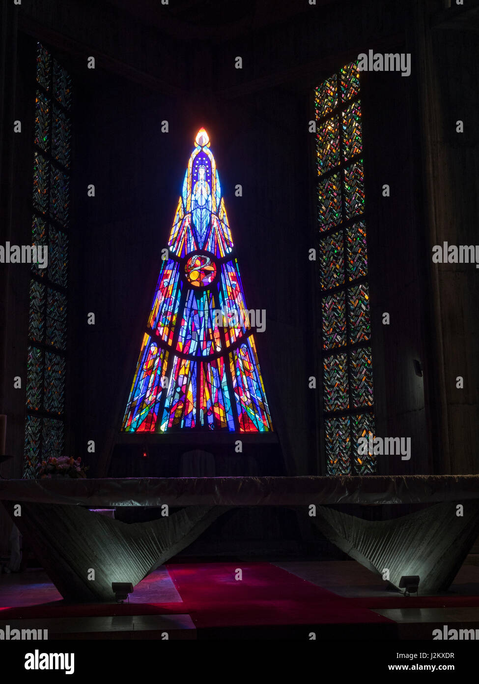 Vitrail de Baccarat de Claude Idoux Eglise Notre Dame de Royan, Royan, France, Europe. Banque D'Images