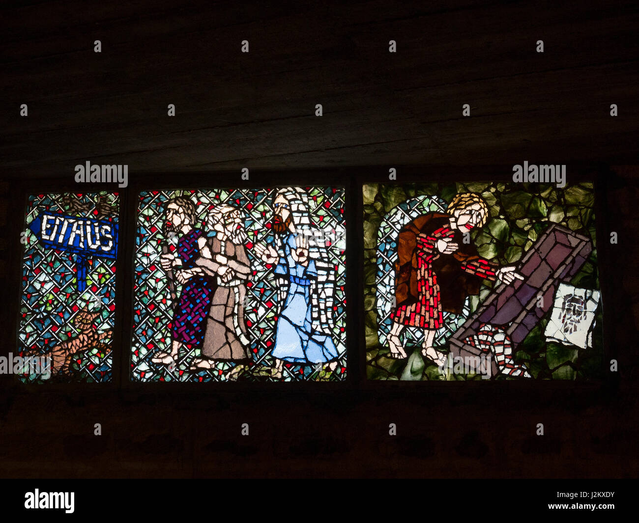 Vitrail de Henri Martin-Granel représentant la résurrection de Jésus. Église Notre-Dame de Royan. Royan, France, Europe. Banque D'Images