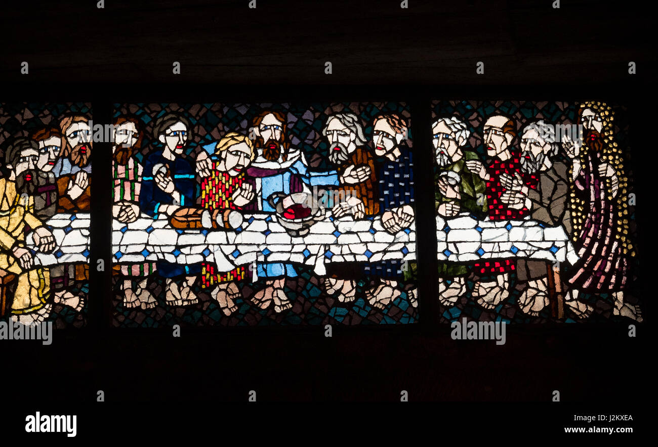 Vitrail de Henri Martin-Granel représentant la Cène. Église Notre-Dame de Royan. Royan, France, Europe. Banque D'Images