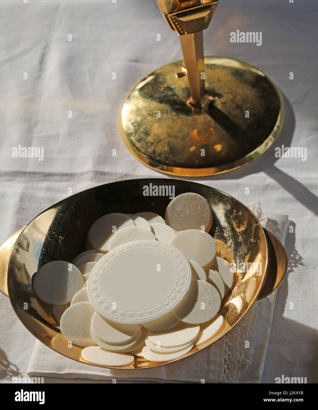 Beaucoup d'hostie consacrée pendant la messe de première communion Photo  Stock - Alamy