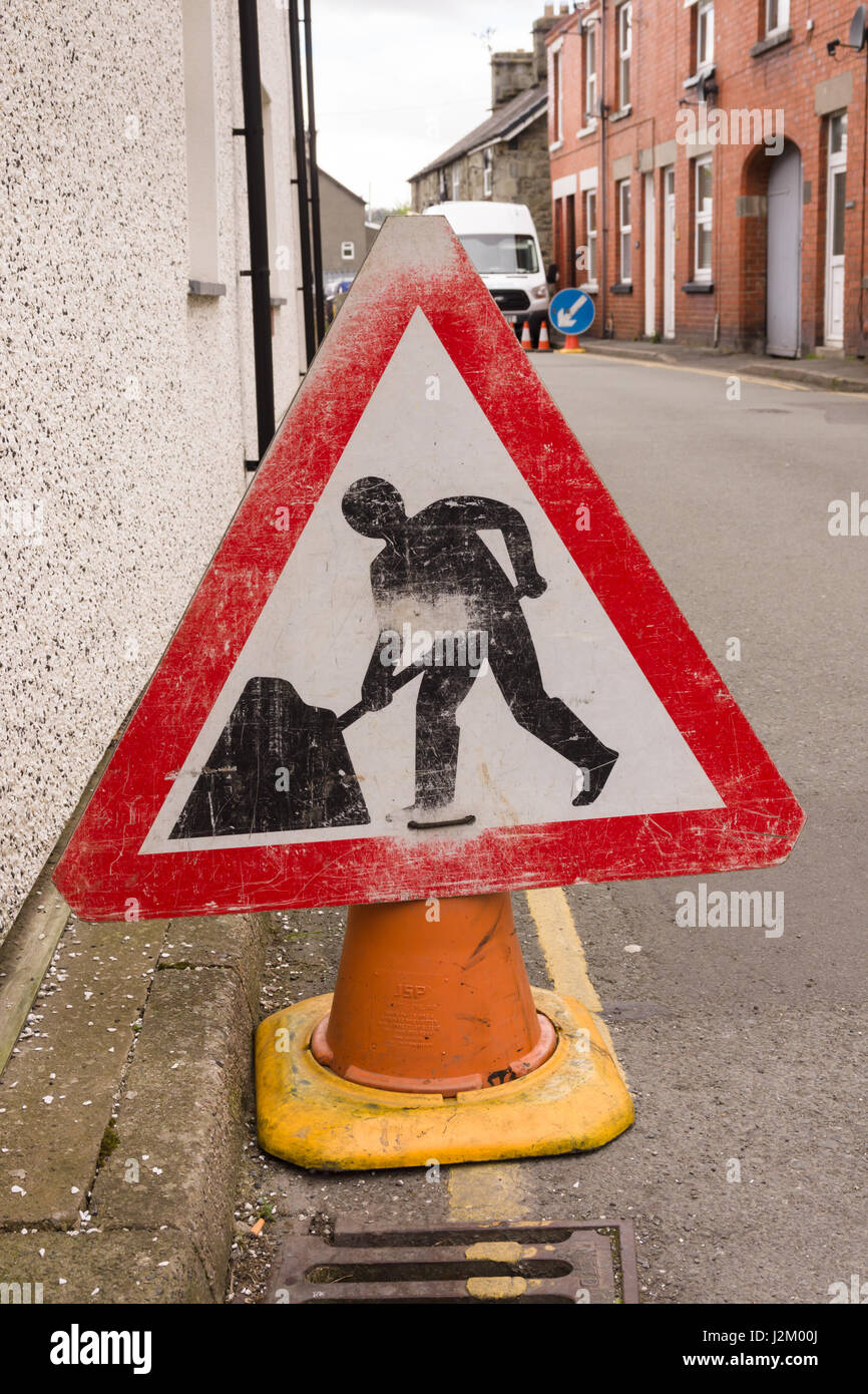 Travaux routiers battues signer dans une rue latérale en terrasse urbaine au Royaume-Uni Banque D'Images