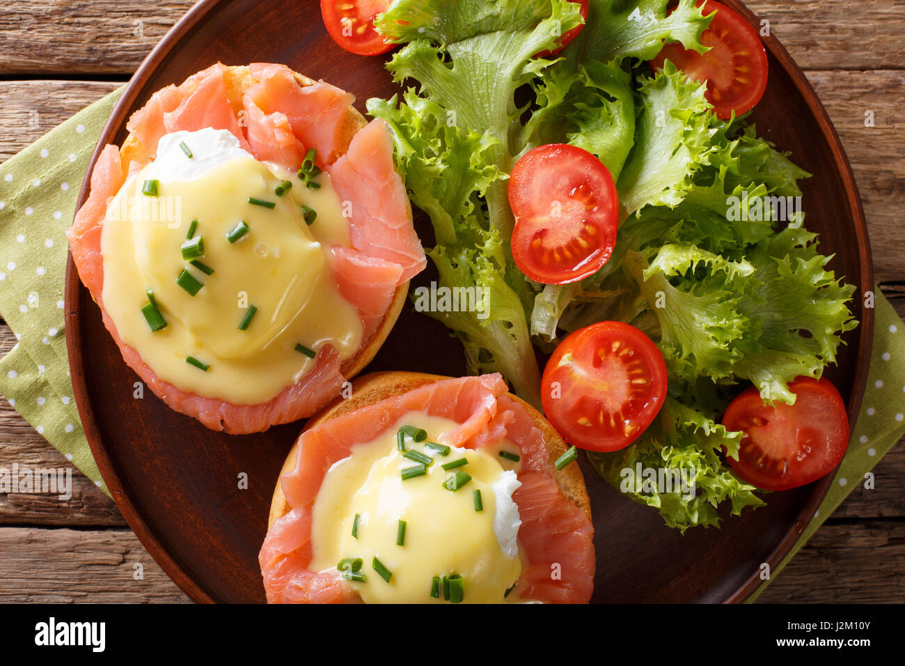 Des oeufs Bénédictine au saumon et sauce hollandaise sur une plaque horizontale. close-up Vue de dessus Banque D'Images