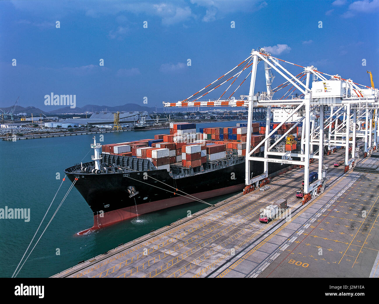 Chargement cargo cargo dans le navire par une grue dans le port Banque D'Images