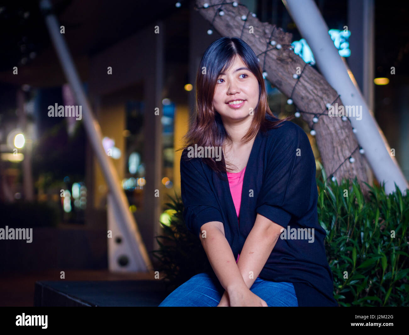 Belle jeune asiatique - Chinese Woman Smiling on parc de nuit Banque D'Images