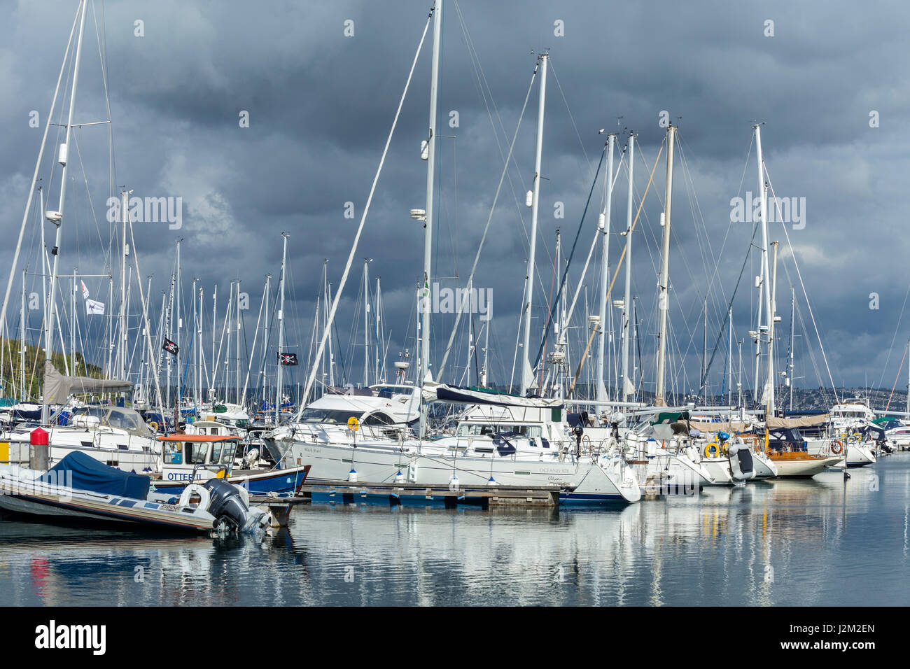 Vue sur le port de Brixham et Marina, dans le sud du Devon, UK Banque D'Images Vue sur le port de Brixham et Marina, dans le sud du Devon, UK Banque D'Images