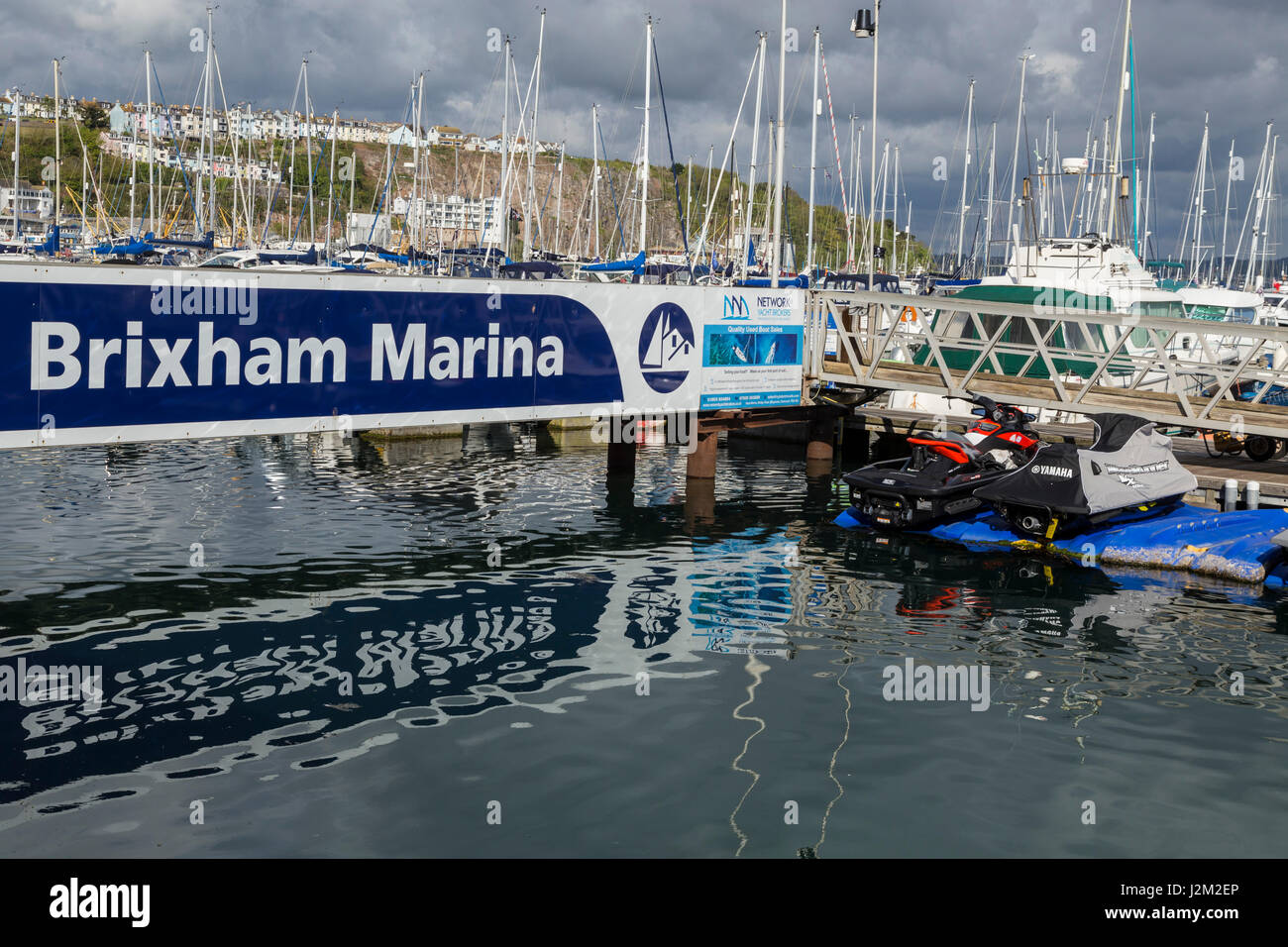 Vue sur le port de Brixham et Marina, dans le sud du Devon, UK Banque D'Images Vue sur le port de Brixham et Marina, dans le sud du Devon, UK Banque D'Images