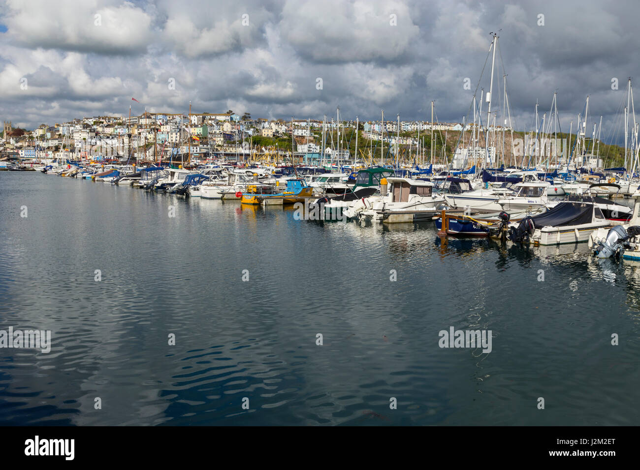 Vue sur le port de Brixham et Marina, dans le sud du Devon, UK Banque D'Images Vue sur le port de Brixham et Marina, dans le sud du Devon, UK Banque D'Images