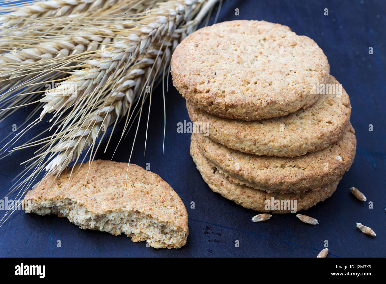 Partie intégrante des cookies et du blé sur fond sombre Banque D'Images