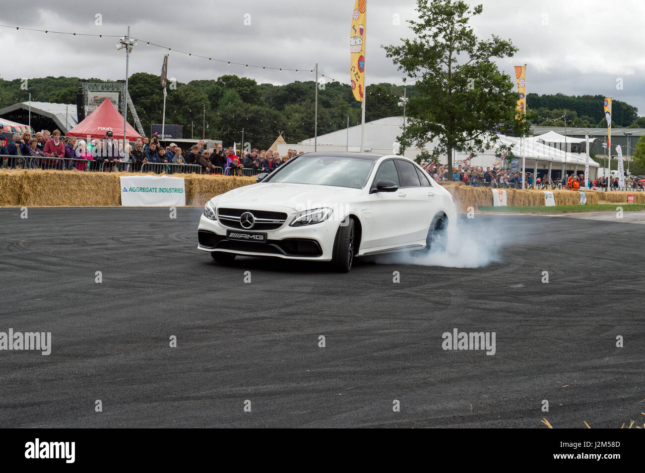 Laverstoke Park Farm, Overton, Basingstoke, Hampshire, Royaume-Uni. 28 août 2016. Mercedes AMG C63 burnout sur la piste de course de côte à Radio 2 breakfast show DJ, Chris Evans Location Fest 2016 - Location du Sud, de l'alimentation, de la famille et de la musique pour enfants de la BBC dans le besoin. © Vous Bailey / Alamy Banque D'Images