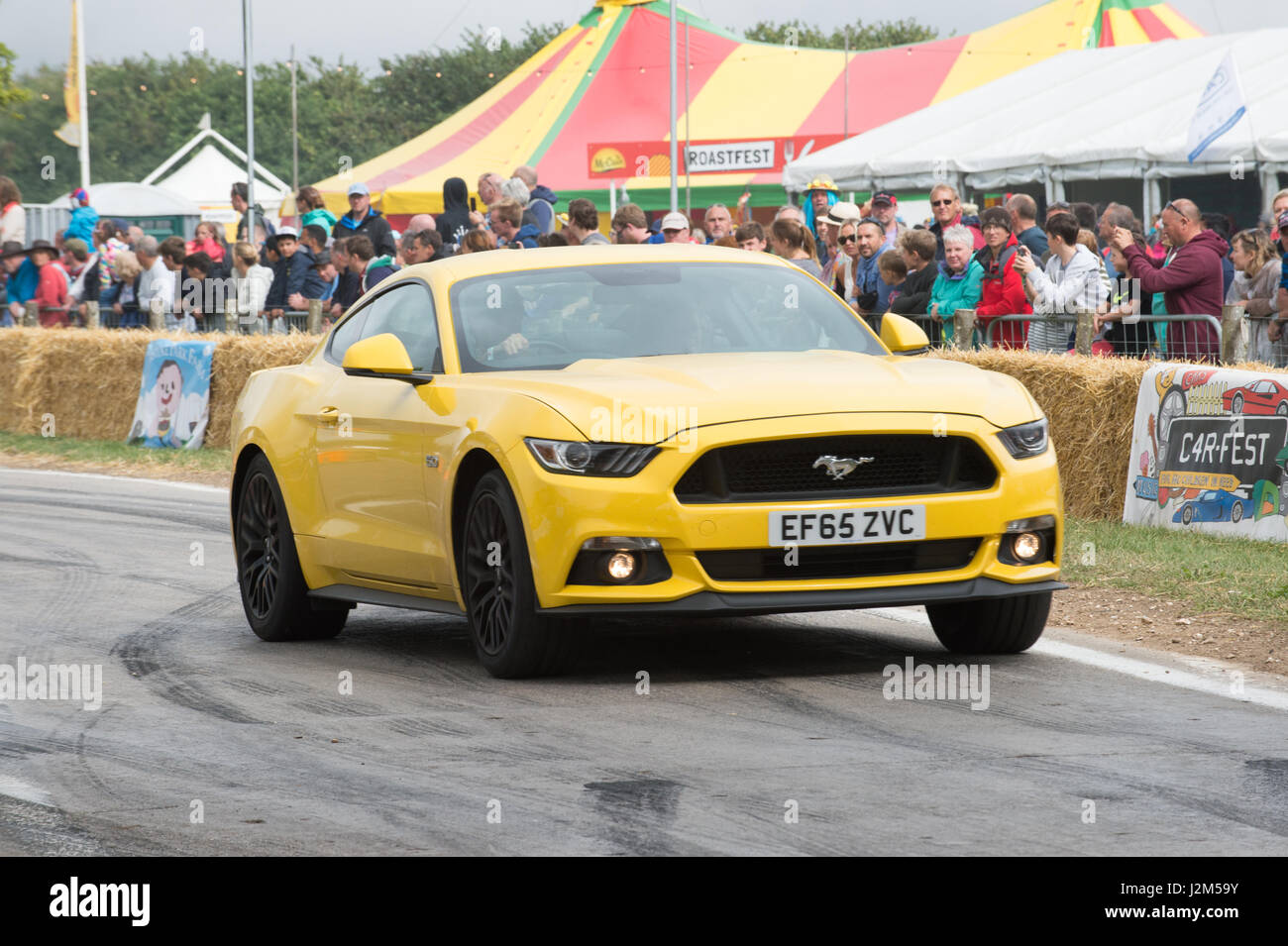 Laverstoke Park Farm, Overton, Basingstoke, Hampshire, Royaume-Uni. 28 août 2016. Ford Mustang GT jaune sur la piste de course de côte à Radio 2 breakfast show DJ, Chris Evans Location Fest 2016 - Location du Sud, de l'alimentation, de la famille et de la musique pour enfants de la BBC dans le besoin. © Vous Bailey / Alamy Banque D'Images