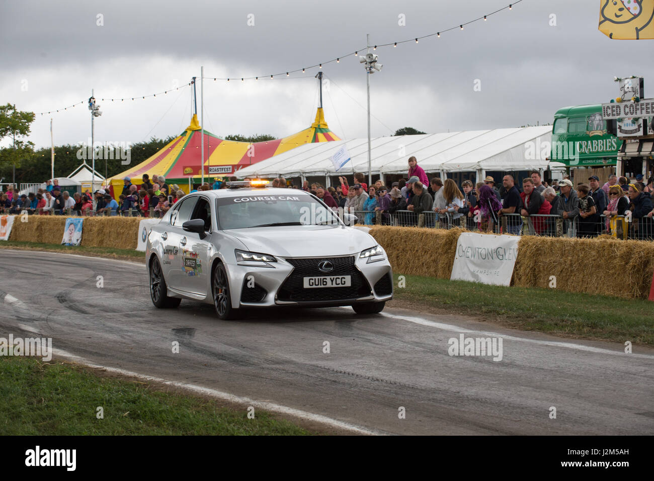 Laverstoke Park Farm, Overton, Basingstoke, Hampshire, Royaume-Uni. 28 août 2016. 2016 Lexus GS F Auto sur la voie de côte à Radio 2 breakfast show DJ, Chris Evans Location Fest 2016 - Location du Sud, de l'alimentation, de la famille et de la musique pour enfants de la BBC dans le besoin. © Vous Bailey / Alamy Banque D'Images