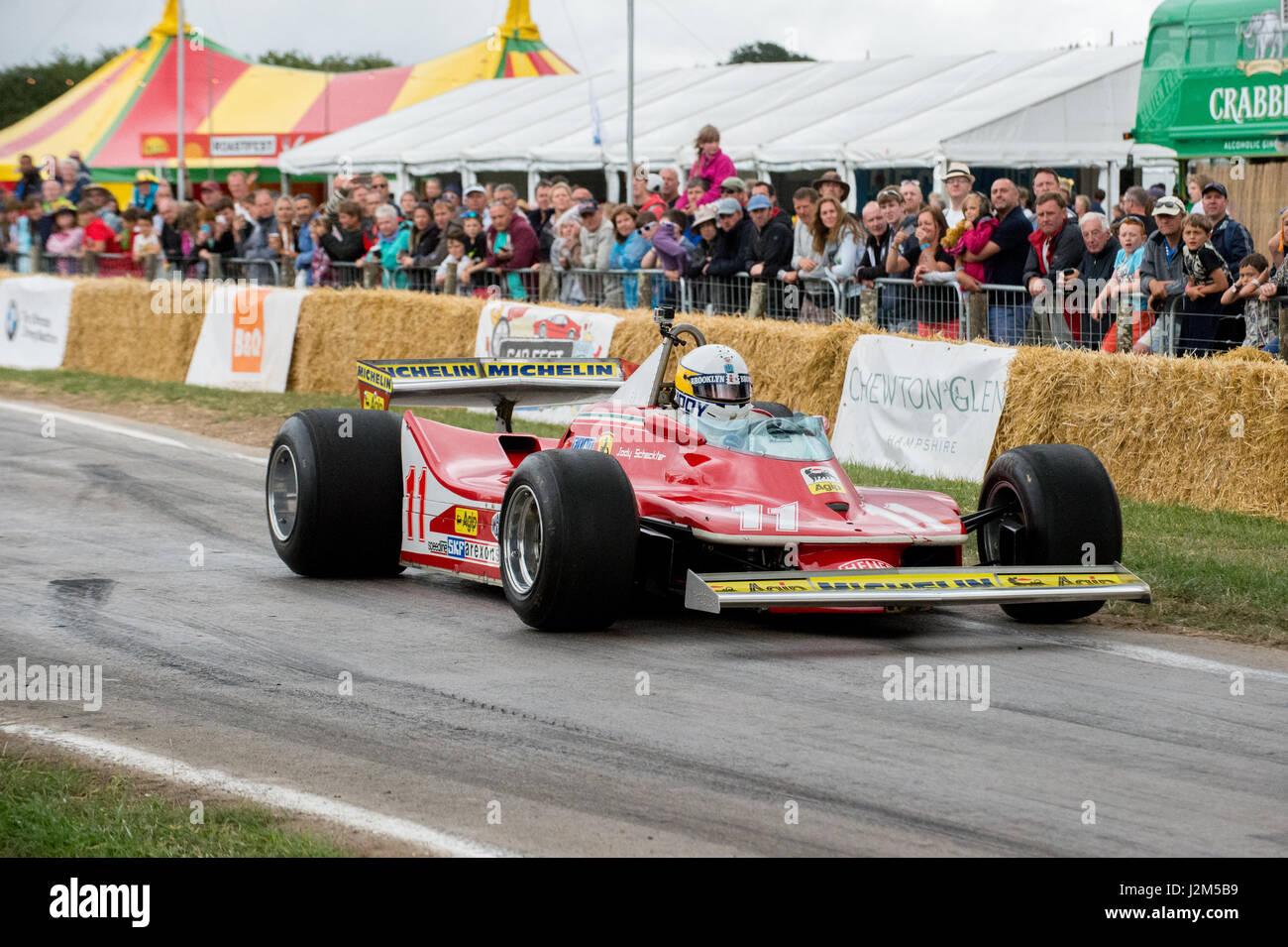 Laverstoke Park Farm, Overton, Basingstoke, Hampshire, Royaume-Uni. 28 août 2016. Jody Sheckter conduit son ancienne Formule 1 Ferrari sur la piste de course de côte à Radio 2 breakfast show DJ, Chris Evans Location Fest 2016 - Location du Sud, de l'alimentation, de la famille et de la musique pour enfants de la BBC dans le besoin. © Vous Bailey / Alamy Banque D'Images