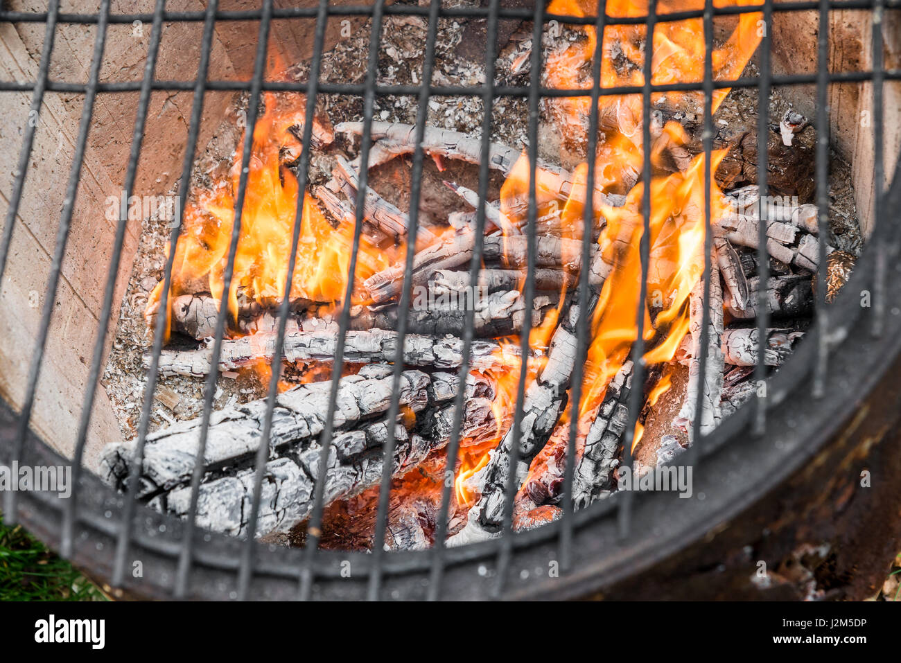 Grille de cuisson à une ancienne caserne pot avec un feu brûlant Banque D'Images