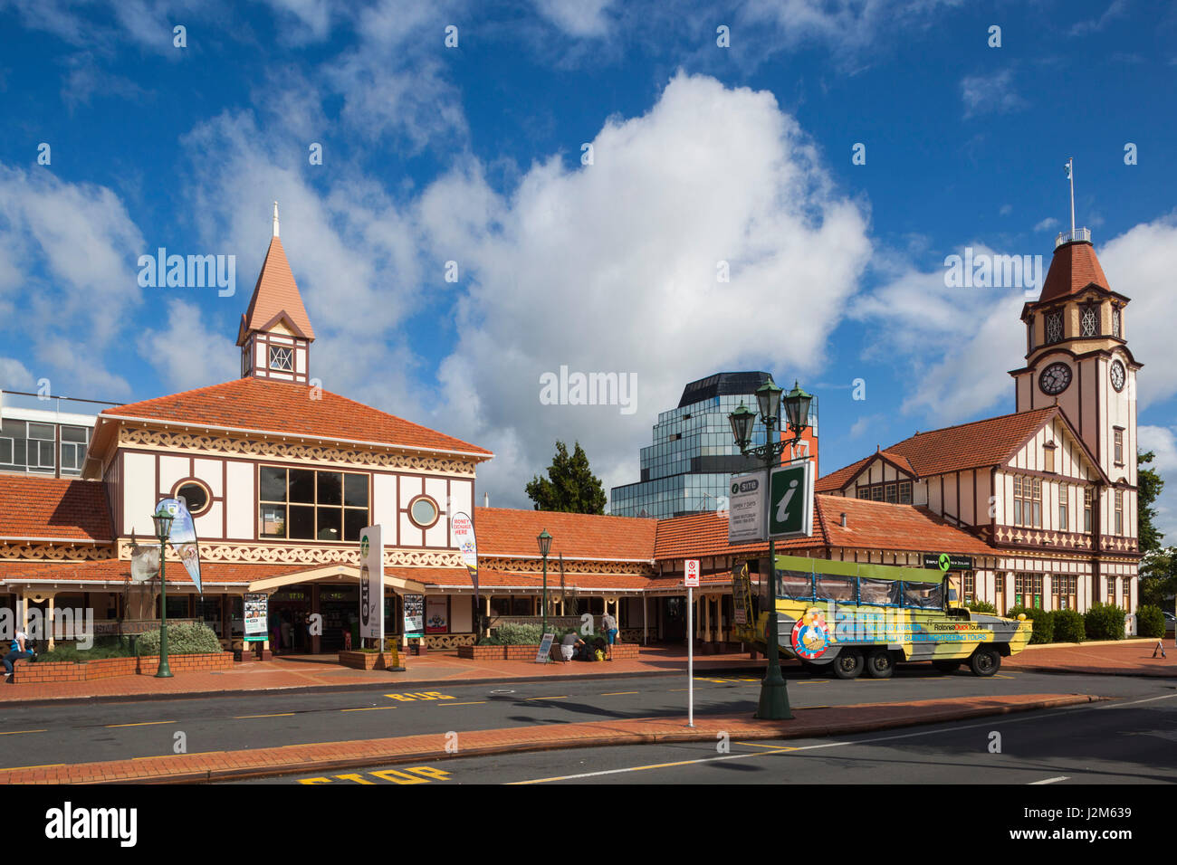 Nouvelle Zélande, île du Nord, Rotorua, i-Site Visitor Centre et de l'horloge Banque D'Images