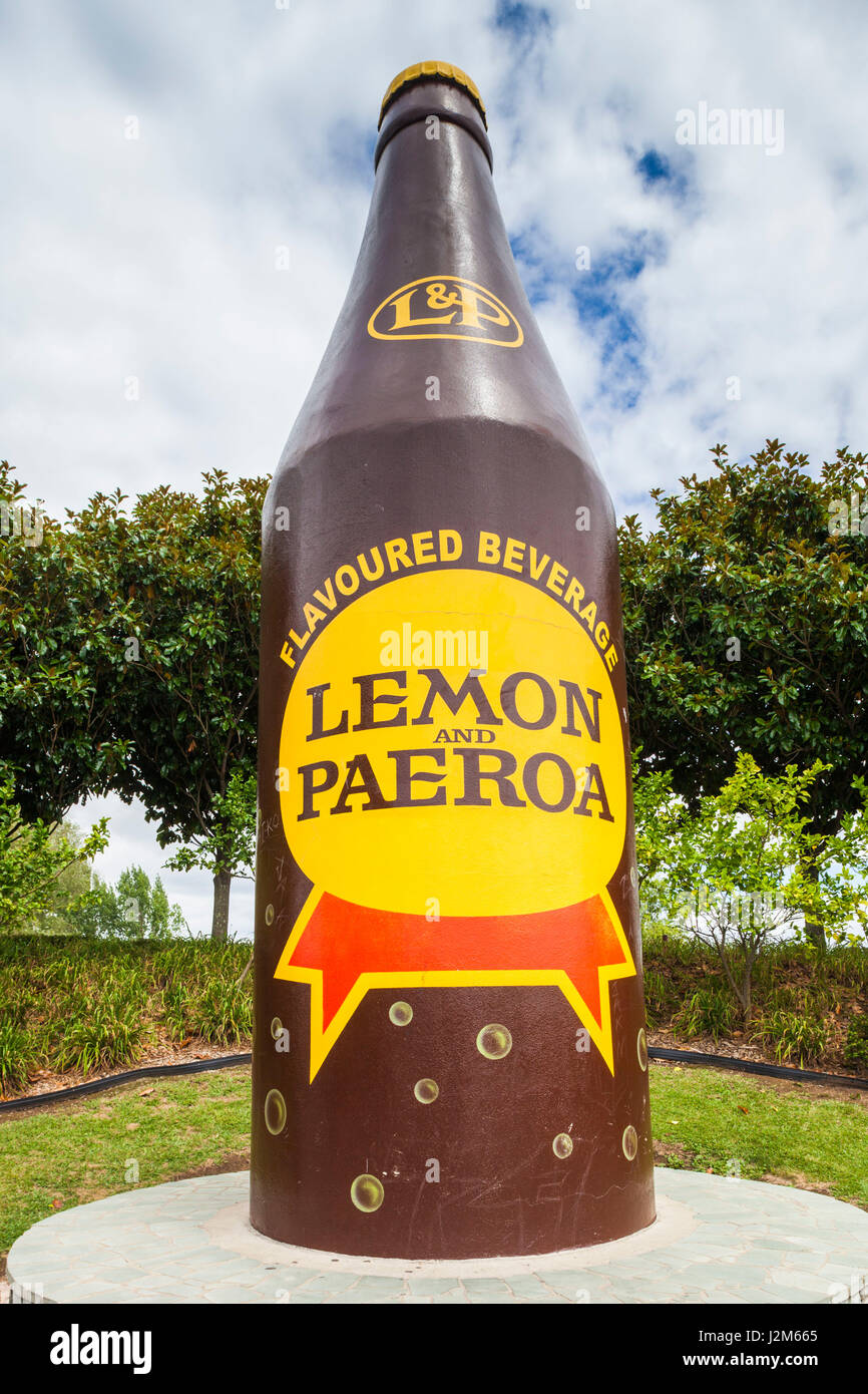 Nouvelle Zélande, île du Nord, Paeroa, L et P, de citron et de Paeroa bouteille de boisson, d'abord en bouteille verre saft NZ Banque D'Images