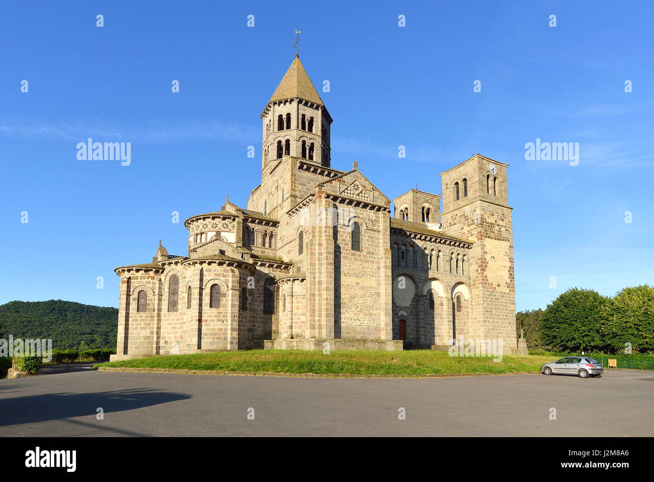 France, Puy de Dome, Parc Naturel Régional des Volcans d'Auvergne (Parc Naturel Régional des Volcans d'Auvergne), le village de Saint Nectaire avec son église romane Banque D'Images