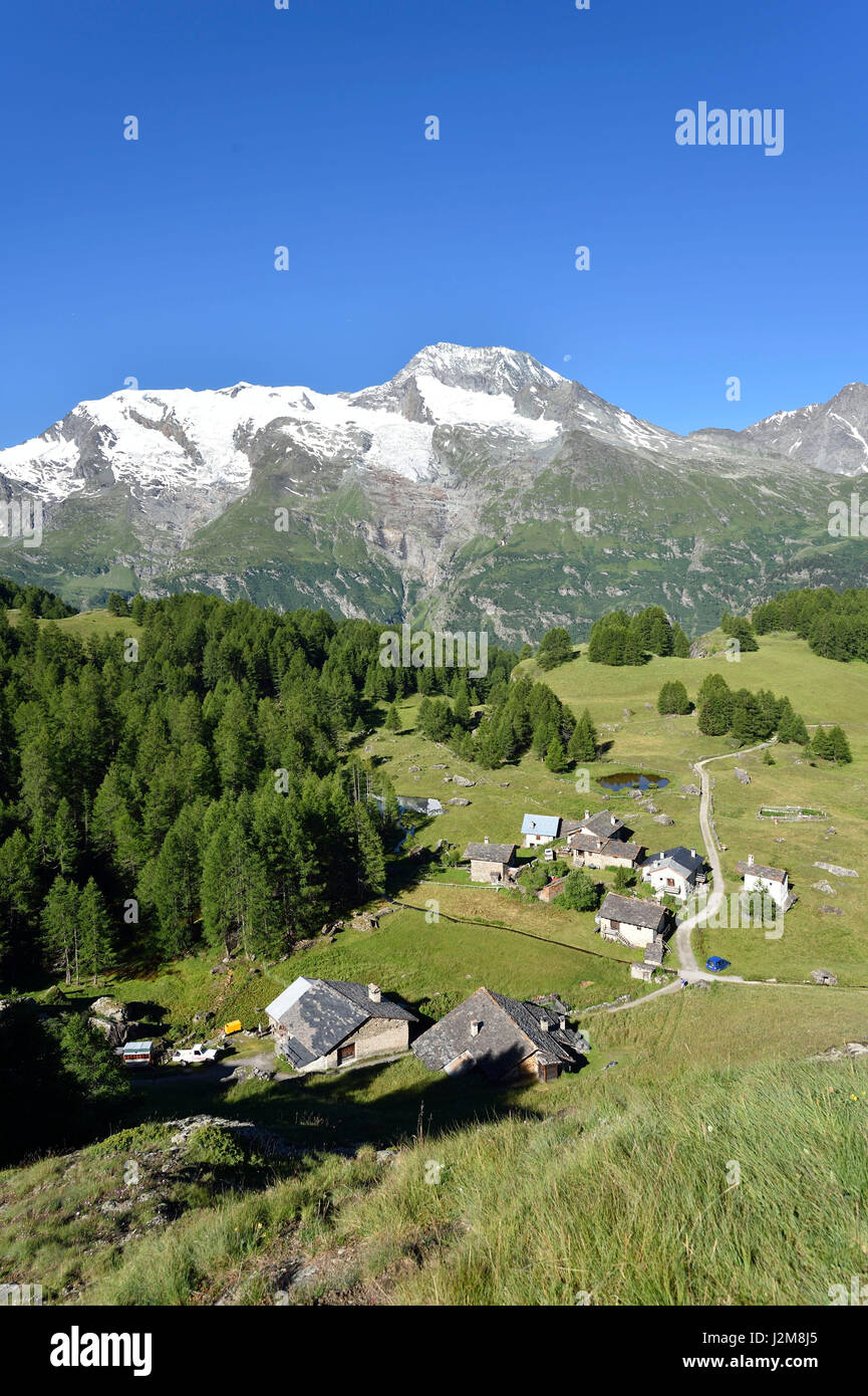 En France, en Savoie, Haute Tarentaise, Le Monal (1847m) dominée par le Mont Pourri (3779 m) et côté nord et sud de la Savinaz Gurraz, Glacier et Martin glaciers dans le parc national de la Vanoise Banque D'Images