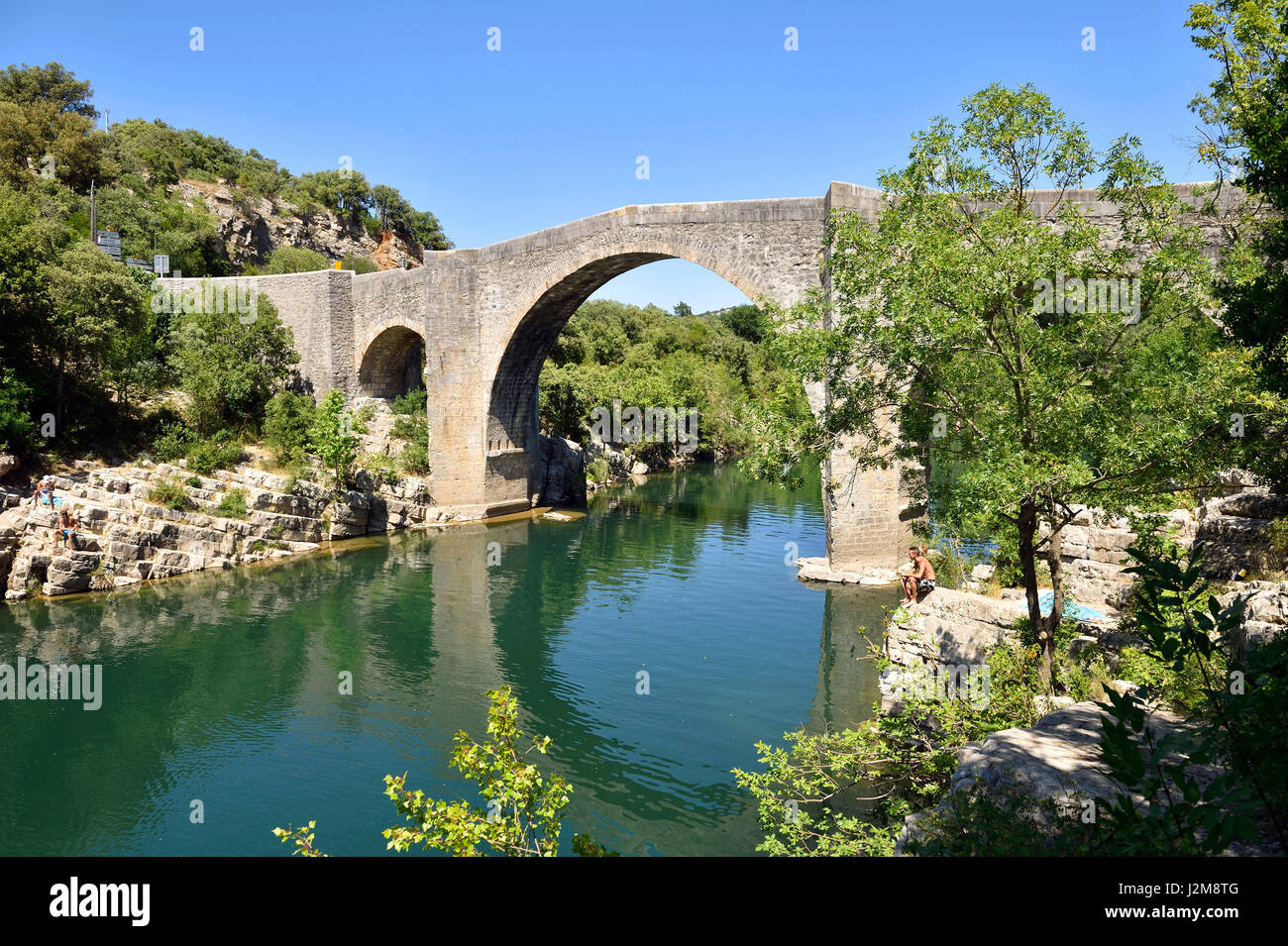 La France, Hérault, St Etienne d'Issensac traversée de pont fleuve Hérault Banque D'Images