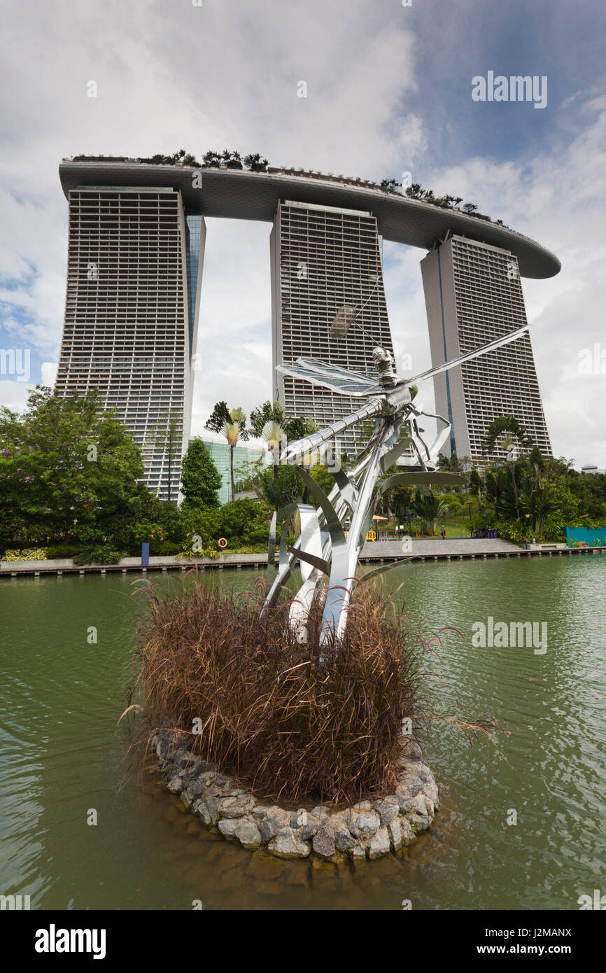 Singapour, Les Jardins De La Baie, Planète sculpture de dragonfly et Marina Bay Sands Hotel Banque D'Images