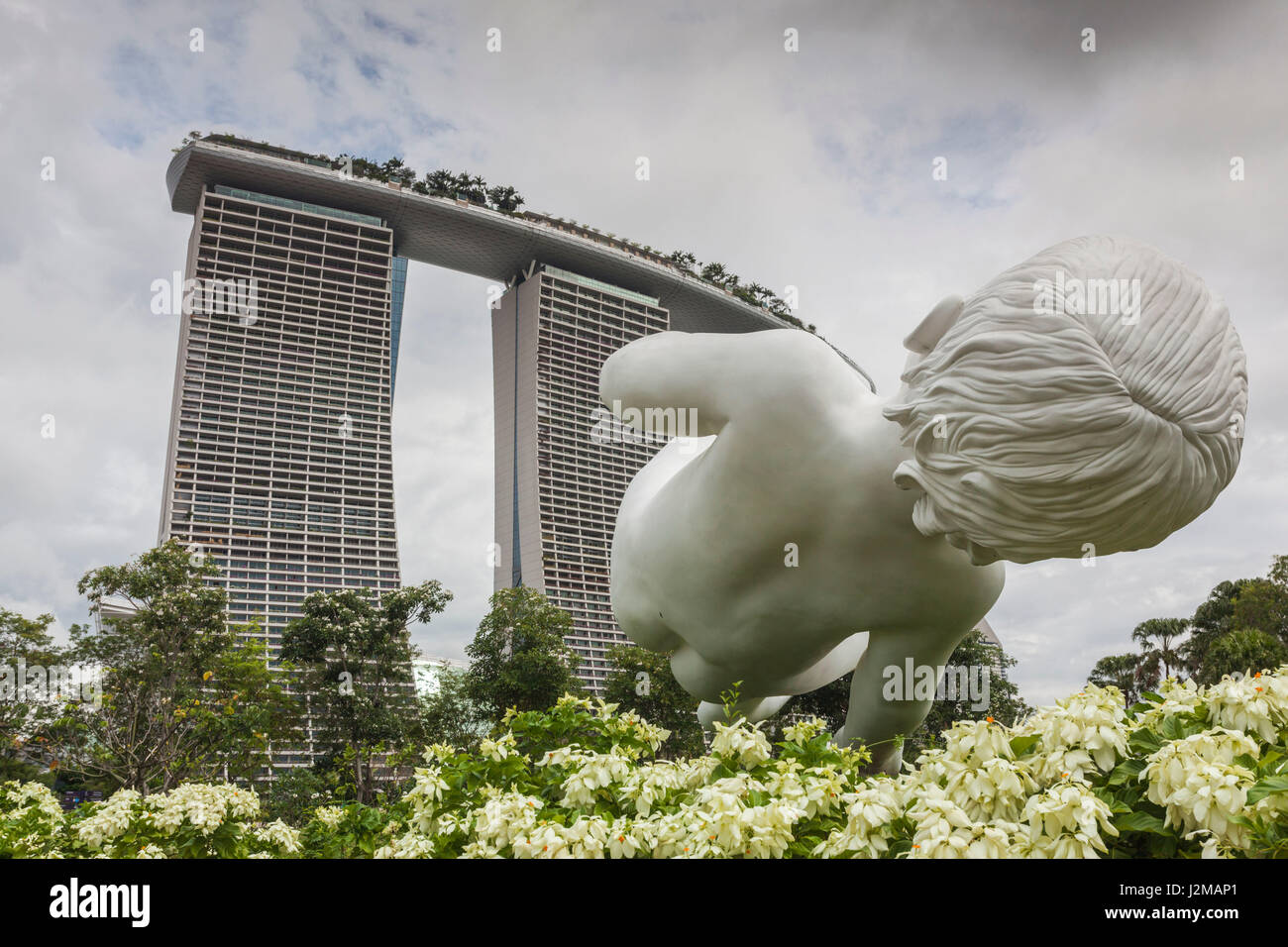 Singapour, les jardins de la baie, par le sculpteur sculpture Planète Marc Quinn et Marina Bay Sands Hotel Banque D'Images